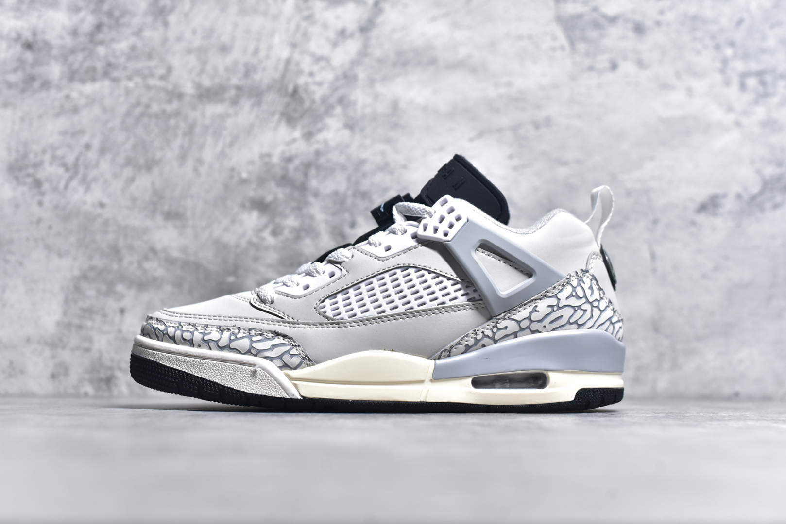 #Jordan Spizike Low AJ复古低帮篮球鞋 这款鞋子著名导演斯派克李的Jordan Spizike专属 预计于明年夏季推出全新低帮版本 将包括三款配色 经典爆裂纹非常复古 两款配色分别以大学红和黑曜石蓝进行区分 鞋身设计中依旧带有大象爆裂纹、鞋侧束带、塑胶网布等经典元素 之后 在鞋舌、内衬以及鞋底等位置缀以大学红和黑曜石蓝搭配 带来全新造型 尺码：36 36.5 37.5 38 38.5 39 40 40.5 41 42 42.5 43 44 44.5 45 46 47.5-选品中心