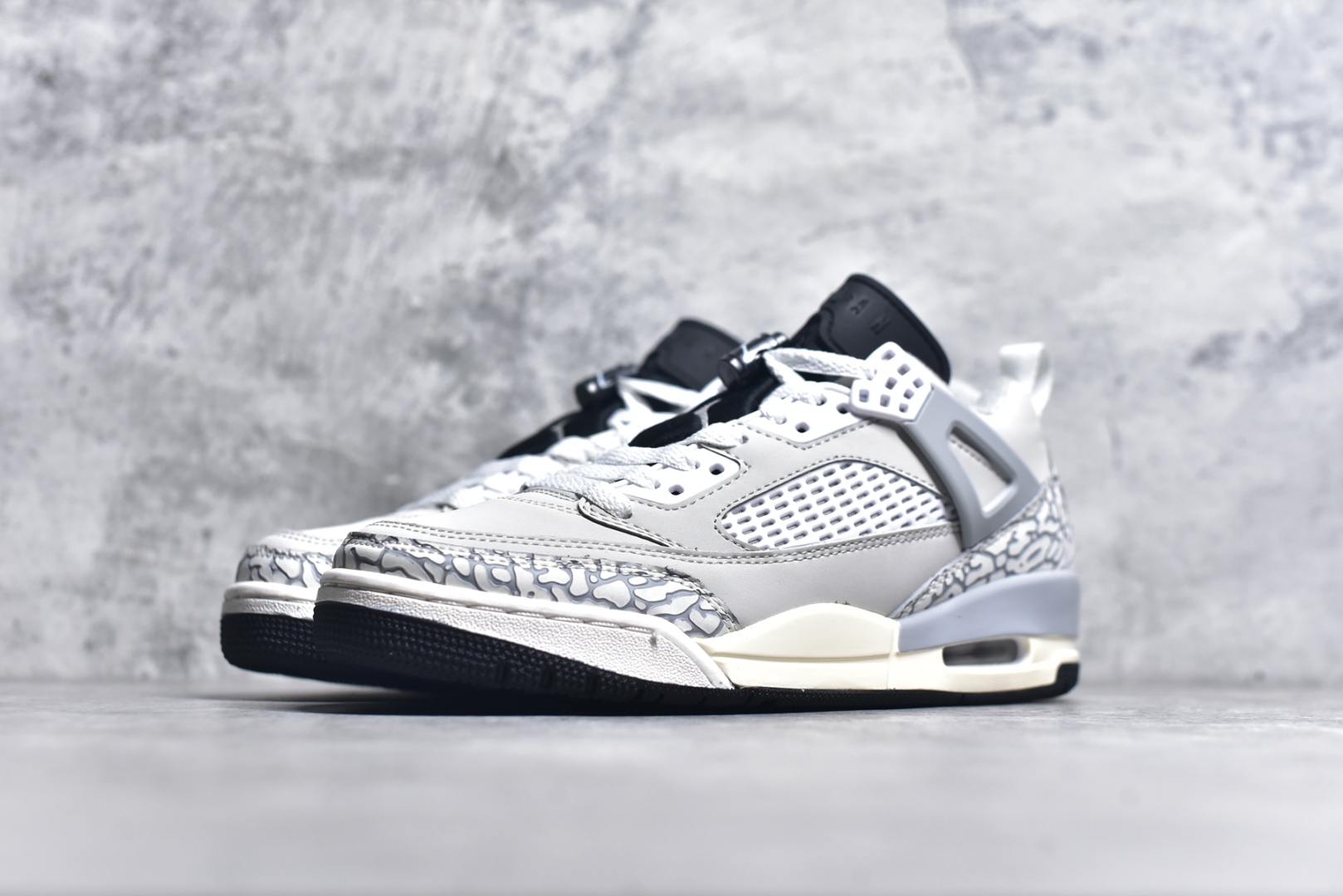 图片[2]-#Jordan Spizike Low AJ复古低帮篮球鞋 这款鞋子著名导演斯派克李的Jordan Spizike专属 预计于明年夏季推出全新低帮版本 将包括三款配色 经典爆裂纹非常复古 两款配色分别以大学红和黑曜石蓝进行区分 鞋身设计中依旧带有大象爆裂纹、鞋侧束带、塑胶网布等经典元素 之后 在鞋舌、内衬以及鞋底等位置缀以大学红和黑曜石蓝搭配 带来全新造型 尺码：36 36.5 37.5 38 38.5 39 40 40.5 41 42 42.5 43 44 44.5 45 46 47.5-选品中心