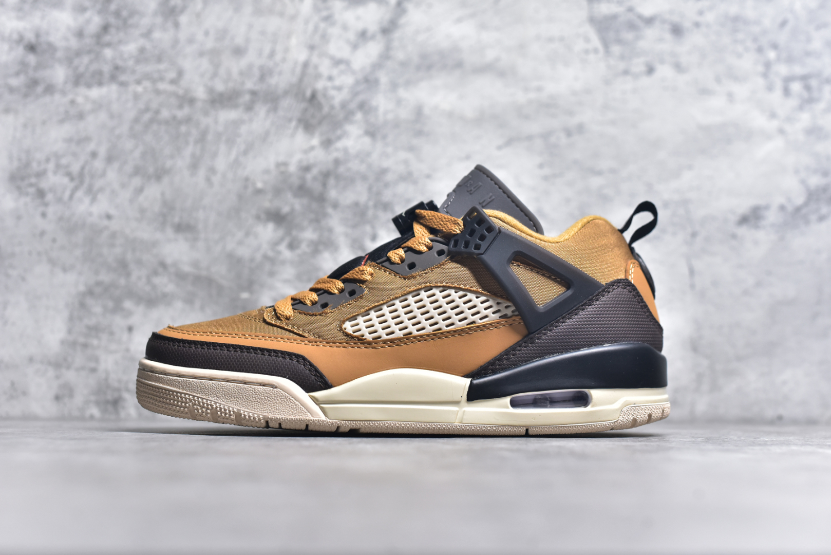 #Jordan Spizike Low AJ复古低帮篮球鞋 这款鞋子著名导演斯派克李的Jordan Spizike专属 预计于明年夏季推出全新低帮版本 将包括三款配色 经典爆裂纹非常复古 两款配色分别以大学红和黑曜石蓝进行区分 鞋身设计中依旧带有大象爆裂纹、鞋侧束带、塑胶网布等经典元素 之后 在鞋舌、内衬以及鞋底等位置缀以大学红和黑曜石蓝搭配 带来全新造型 尺码：36 36.5 37.5 38 38.5 39 40 40.5 41 42 42.5 43 44 44.5 45 46 47.5-选品中心