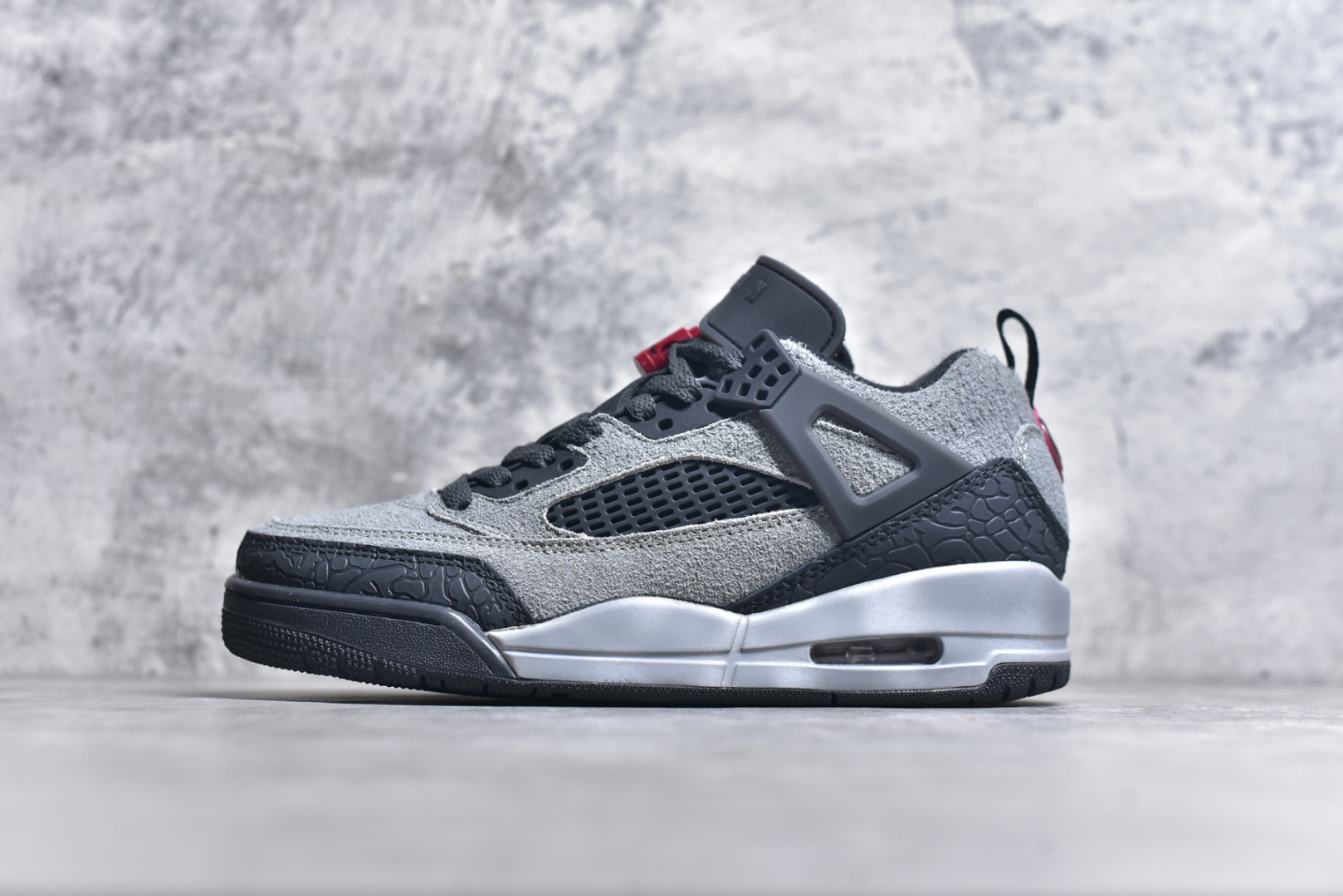 #Jordan Spizike Low AJ复古低帮篮球鞋 这款鞋子著名导演斯派克李的Jordan Spizike专属 预计于明年夏季推出全新低帮版本 将包括三款配色 经典爆裂纹非常复古 两款配色分别以大学红和黑曜石蓝进行区分 鞋身设计中依旧带有大象爆裂纹、鞋侧束带、塑胶网布等经典元素 之后 在鞋舌、内衬以及鞋底等位置缀以大学红和黑曜石蓝搭配 带来全新造型 尺码：36 36.5 37.5 38 38.5 39 40 40.5 41 42 42.5 43 44 44.5 45 46 47.5-选品中心