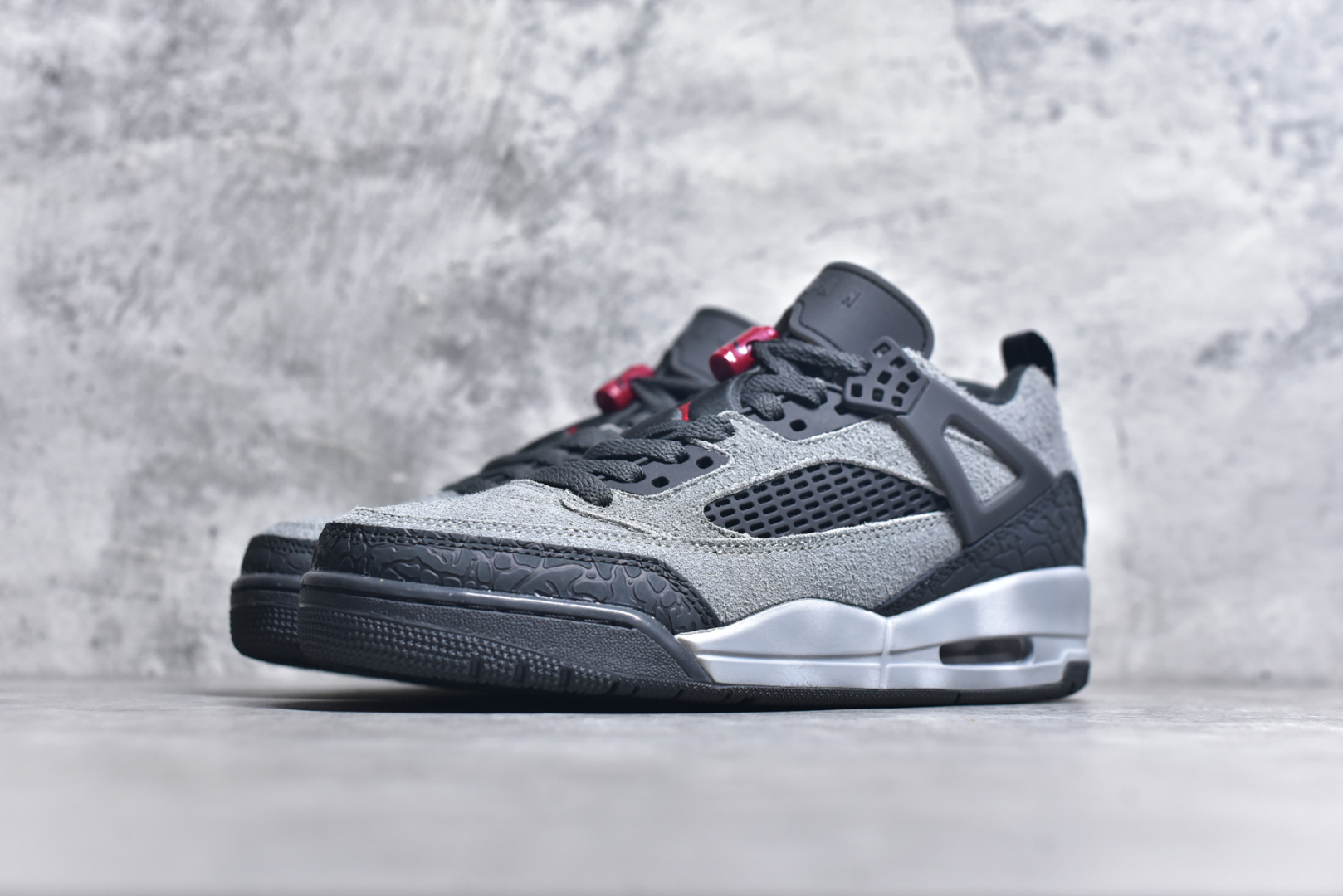 图片[2]-#Jordan Spizike Low AJ复古低帮篮球鞋 这款鞋子著名导演斯派克李的Jordan Spizike专属 预计于明年夏季推出全新低帮版本 将包括三款配色 经典爆裂纹非常复古 两款配色分别以大学红和黑曜石蓝进行区分 鞋身设计中依旧带有大象爆裂纹、鞋侧束带、塑胶网布等经典元素 之后 在鞋舌、内衬以及鞋底等位置缀以大学红和黑曜石蓝搭配 带来全新造型 尺码：36 36.5 37.5 38 38.5 39 40 40.5 41 42 42.5 43 44 44.5 45 46 47.5-选品中心