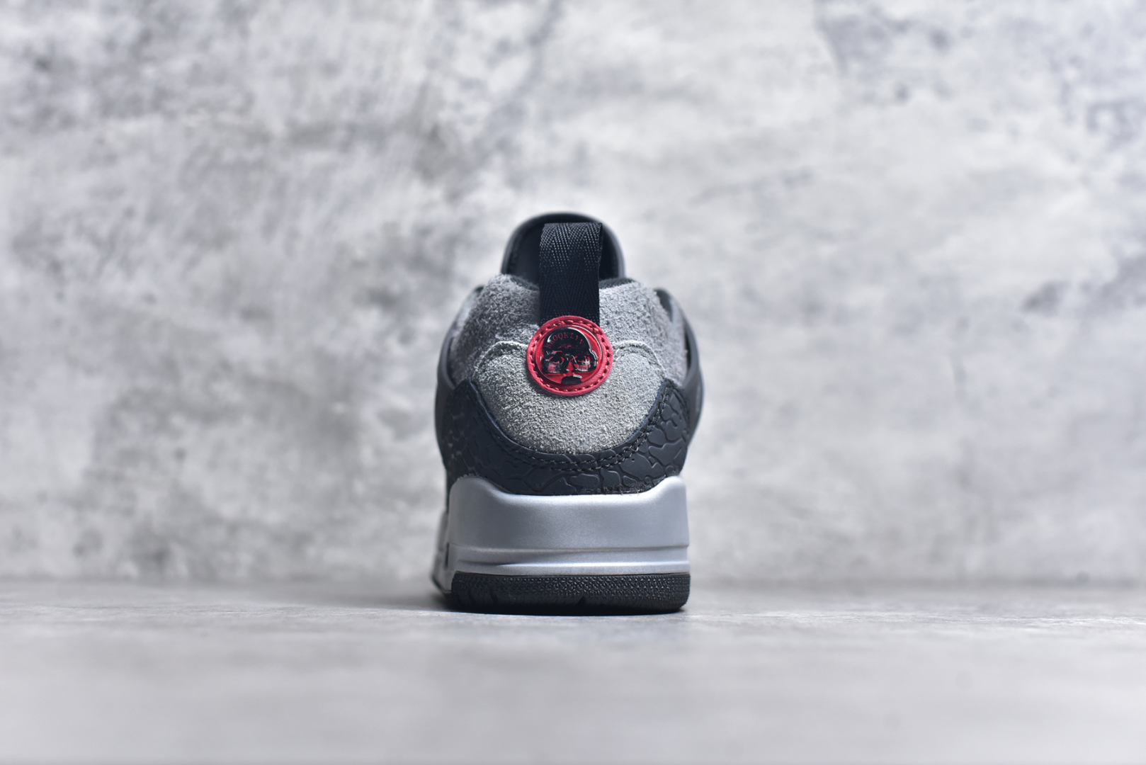 图片[5]-#Jordan Spizike Low AJ复古低帮篮球鞋 这款鞋子著名导演斯派克李的Jordan Spizike专属 预计于明年夏季推出全新低帮版本 将包括三款配色 经典爆裂纹非常复古 两款配色分别以大学红和黑曜石蓝进行区分 鞋身设计中依旧带有大象爆裂纹、鞋侧束带、塑胶网布等经典元素 之后 在鞋舌、内衬以及鞋底等位置缀以大学红和黑曜石蓝搭配 带来全新造型 尺码：36 36.5 37.5 38 38.5 39 40 40.5 41 42 42.5 43 44 44.5 45 46 47.5-选品中心
