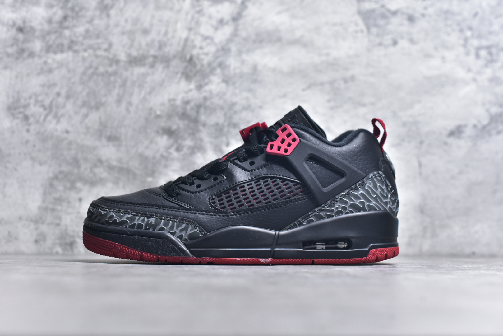 #Jordan Spizike Low AJ复古低帮篮球鞋 这款鞋子著名导演斯派克李的Jordan Spizike专属 预计于明年夏季推出全新低帮版本 将包括三款配色 经典爆裂纹非常复古 两款配色分别以大学红和黑曜石蓝进行区分 鞋身设计中依旧带有大象爆裂纹、鞋侧束带、塑胶网布等经典元素 之后 在鞋舌、内衬以及鞋底等位置缀以大学红和黑曜石蓝搭配 带来全新造型 尺码：36 36.5 37.5 38 38.5 39 40 40.5 41 42 42.5 43 44 44.5 45 46 47.5-选品中心