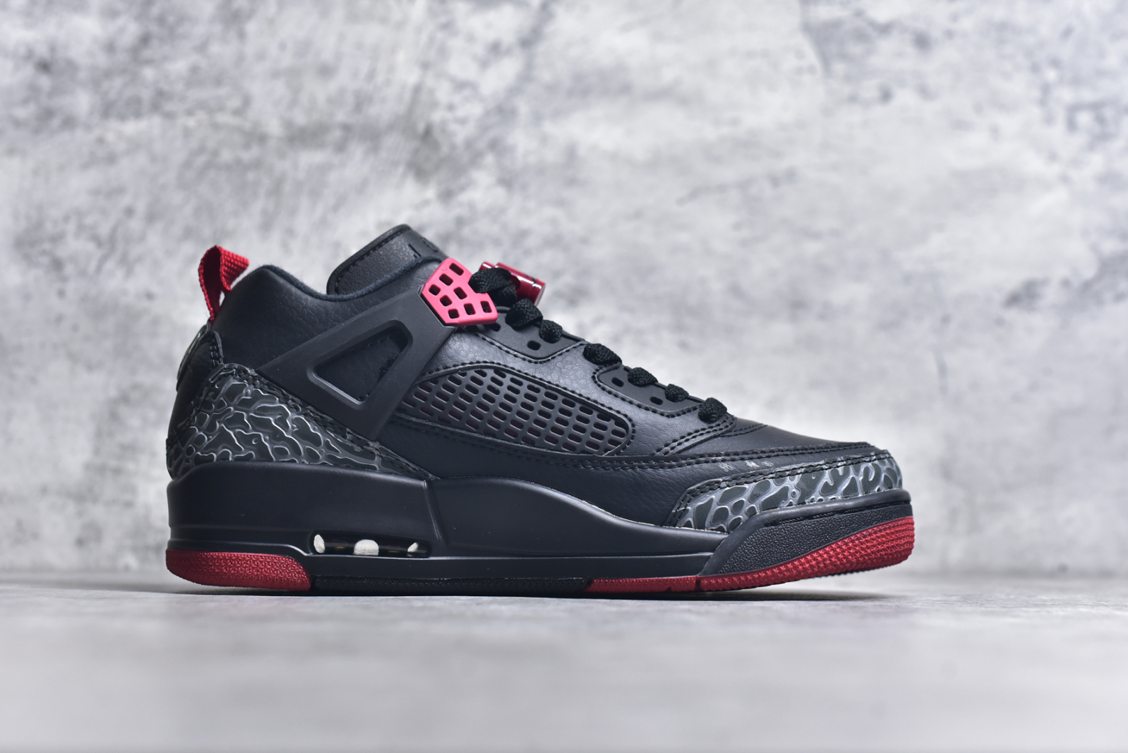 图片[3]-#Jordan Spizike Low AJ复古低帮篮球鞋 这款鞋子著名导演斯派克李的Jordan Spizike专属 预计于明年夏季推出全新低帮版本 将包括三款配色 经典爆裂纹非常复古 两款配色分别以大学红和黑曜石蓝进行区分 鞋身设计中依旧带有大象爆裂纹、鞋侧束带、塑胶网布等经典元素 之后 在鞋舌、内衬以及鞋底等位置缀以大学红和黑曜石蓝搭配 带来全新造型 尺码：36 36.5 37.5 38 38.5 39 40 40.5 41 42 42.5 43 44 44.5 45 46 47.5-选品中心