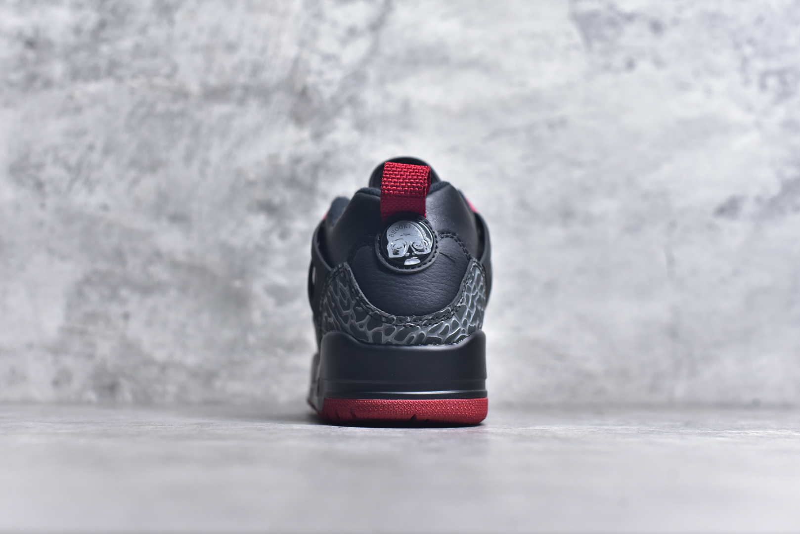 图片[5]-#Jordan Spizike Low AJ复古低帮篮球鞋 这款鞋子著名导演斯派克李的Jordan Spizike专属 预计于明年夏季推出全新低帮版本 将包括三款配色 经典爆裂纹非常复古 两款配色分别以大学红和黑曜石蓝进行区分 鞋身设计中依旧带有大象爆裂纹、鞋侧束带、塑胶网布等经典元素 之后 在鞋舌、内衬以及鞋底等位置缀以大学红和黑曜石蓝搭配 带来全新造型 尺码：36 36.5 37.5 38 38.5 39 40 40.5 41 42 42.5 43 44 44.5 45 46 47.5-选品中心