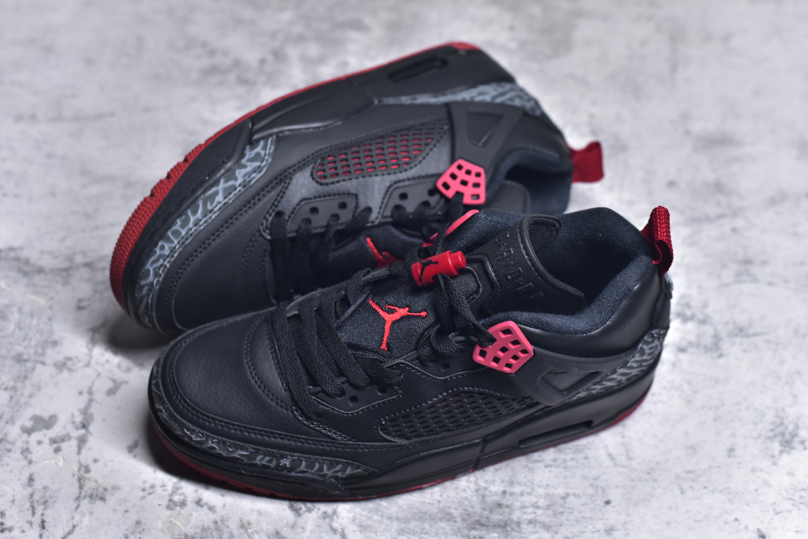 图片[7]-#Jordan Spizike Low AJ复古低帮篮球鞋 这款鞋子著名导演斯派克李的Jordan Spizike专属 预计于明年夏季推出全新低帮版本 将包括三款配色 经典爆裂纹非常复古 两款配色分别以大学红和黑曜石蓝进行区分 鞋身设计中依旧带有大象爆裂纹、鞋侧束带、塑胶网布等经典元素 之后 在鞋舌、内衬以及鞋底等位置缀以大学红和黑曜石蓝搭配 带来全新造型 尺码：36 36.5 37.5 38 38.5 39 40 40.5 41 42 42.5 43 44 44.5 45 46 47.5-选品中心