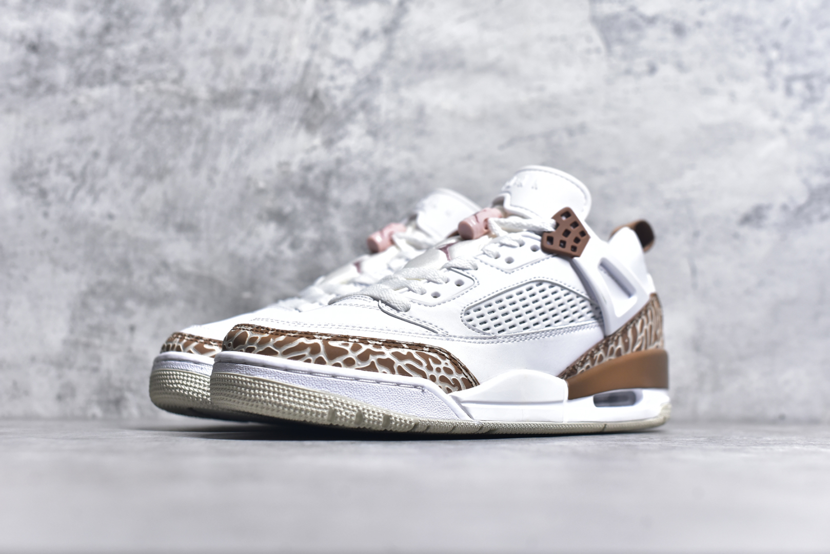 图片[2]-#Jordan Spizike Low AJ复古低帮篮球鞋 这款鞋子著名导演斯派克李的Jordan Spizike专属 预计于明年夏季推出全新低帮版本 将包括三款配色 经典爆裂纹非常复古 两款配色分别以大学红和黑曜石蓝进行区分 鞋身设计中依旧带有大象爆裂纹、鞋侧束带、塑胶网布等经典元素 之后 在鞋舌、内衬以及鞋底等位置缀以大学红和黑曜石蓝搭配 带来全新造型 尺码：36 36.5 37.5 38 38.5 39 40 40.5 41 42 42.5 43 44 44.5 45 46 47.5-选品中心