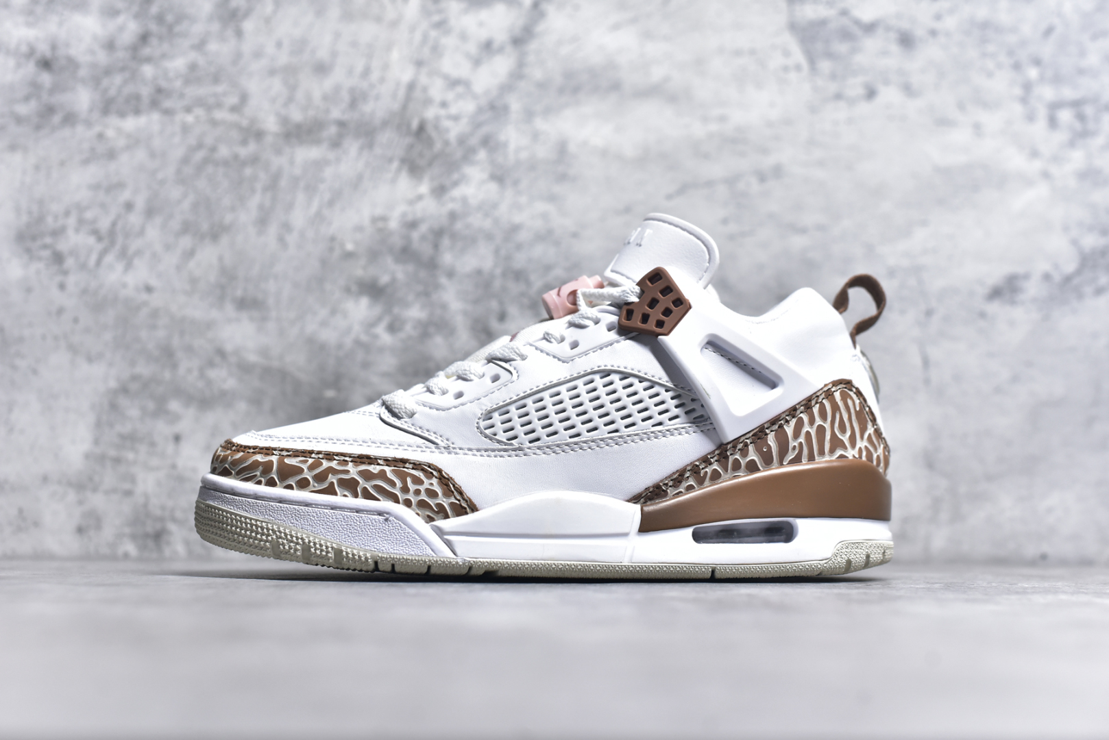 #Jordan Spizike Low AJ复古低帮篮球鞋 这款鞋子著名导演斯派克李的Jordan Spizike专属 预计于明年夏季推出全新低帮版本 将包括三款配色 经典爆裂纹非常复古 两款配色分别以大学红和黑曜石蓝进行区分 鞋身设计中依旧带有大象爆裂纹、鞋侧束带、塑胶网布等经典元素 之后 在鞋舌、内衬以及鞋底等位置缀以大学红和黑曜石蓝搭配 带来全新造型 尺码：36 36.5 37.5 38 38.5 39 40 40.5 41 42 42.5 43 44 44.5 45 46 47.5-选品中心