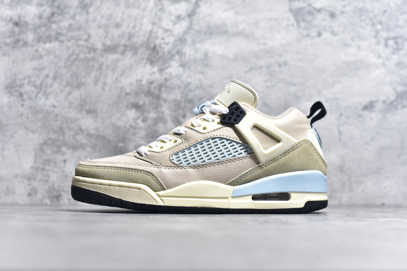 #Jordan Spizike Low AJ复古低帮篮球鞋 这款鞋子著名导演斯派克李的Jordan Spizike专属 预计于明年夏季推出全新低帮版本 将包括三款配色 经典爆裂纹非常复古 两款配色分别以大学红和黑曜石蓝进行区分 鞋身设计中依旧带有大象爆裂纹、鞋侧束带、塑胶网布等经典元素 之后 在鞋舌、内衬以及鞋底等位置缀以大学红和黑曜石蓝搭配 带来全新造型 尺码：36 36.5 37.5 38 38.5 39 40 40.5 41 42 42.5 43 44 44.5 45 46 47.5-选品中心