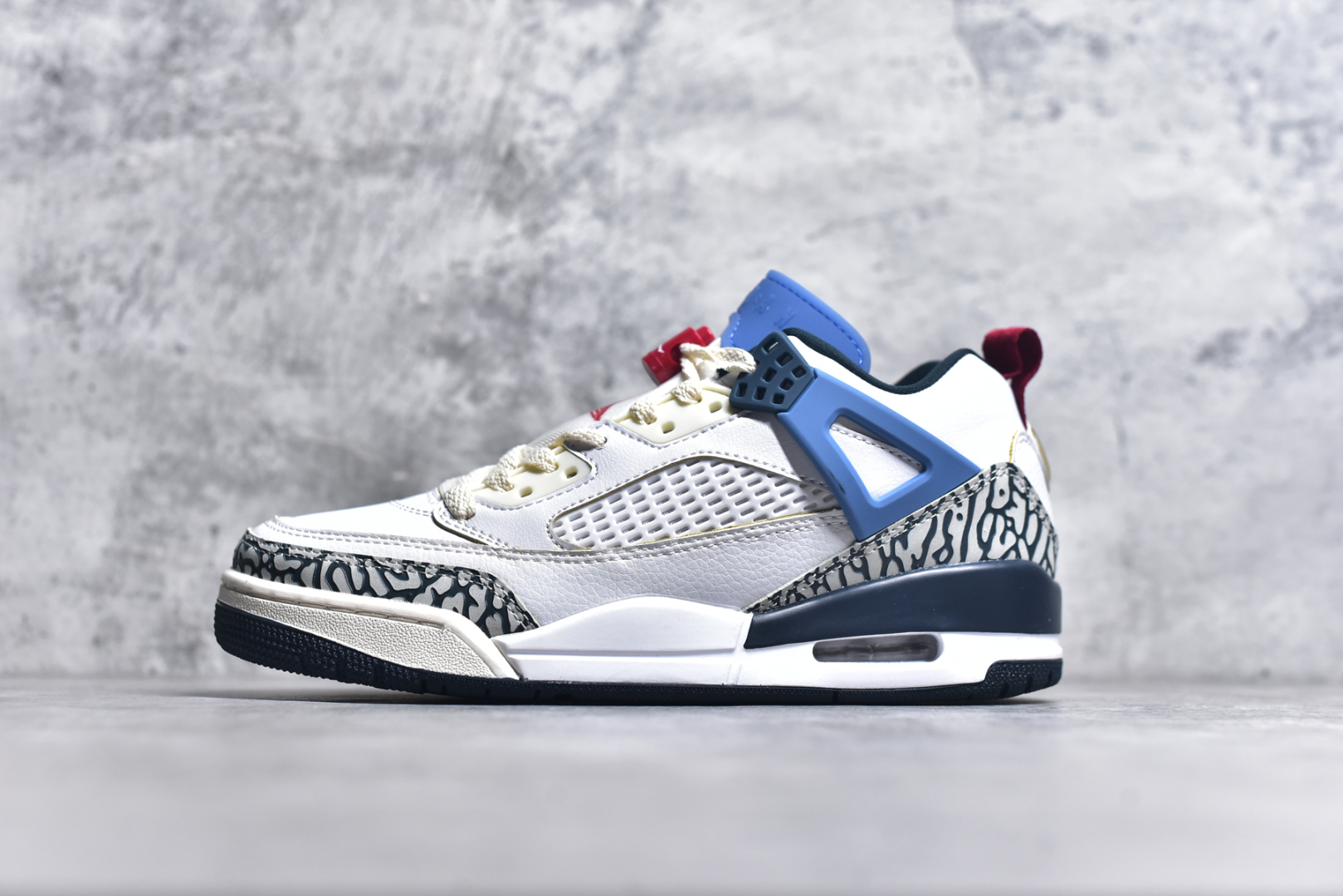 #Jordan Spizike Low AJ复古低帮篮球鞋 这款鞋子著名导演斯派克李的Jordan Spizike专属 预计于明年夏季推出全新低帮版本 将包括三款配色 经典爆裂纹非常复古 两款配色分别以大学红和黑曜石蓝进行区分 鞋身设计中依旧带有大象爆裂纹、鞋侧束带、塑胶网布等经典元素 之后 在鞋舌、内衬以及鞋底等位置缀以大学红和黑曜石蓝搭配 带来全新造型 尺码：36 36.5 37.5 38 38.5 39 40 40.5 41 42 42.5 43 44 44.5 45 46 47.5-选品中心