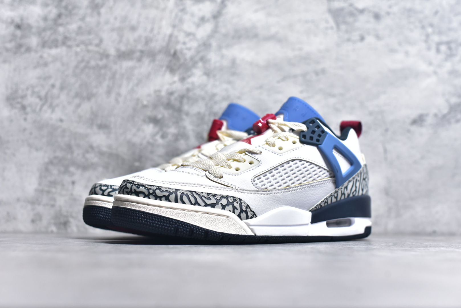 图片[2]-#Jordan Spizike Low AJ复古低帮篮球鞋 这款鞋子著名导演斯派克李的Jordan Spizike专属 预计于明年夏季推出全新低帮版本 将包括三款配色 经典爆裂纹非常复古 两款配色分别以大学红和黑曜石蓝进行区分 鞋身设计中依旧带有大象爆裂纹、鞋侧束带、塑胶网布等经典元素 之后 在鞋舌、内衬以及鞋底等位置缀以大学红和黑曜石蓝搭配 带来全新造型 尺码：36 36.5 37.5 38 38.5 39 40 40.5 41 42 42.5 43 44 44.5 45 46 47.5-选品中心