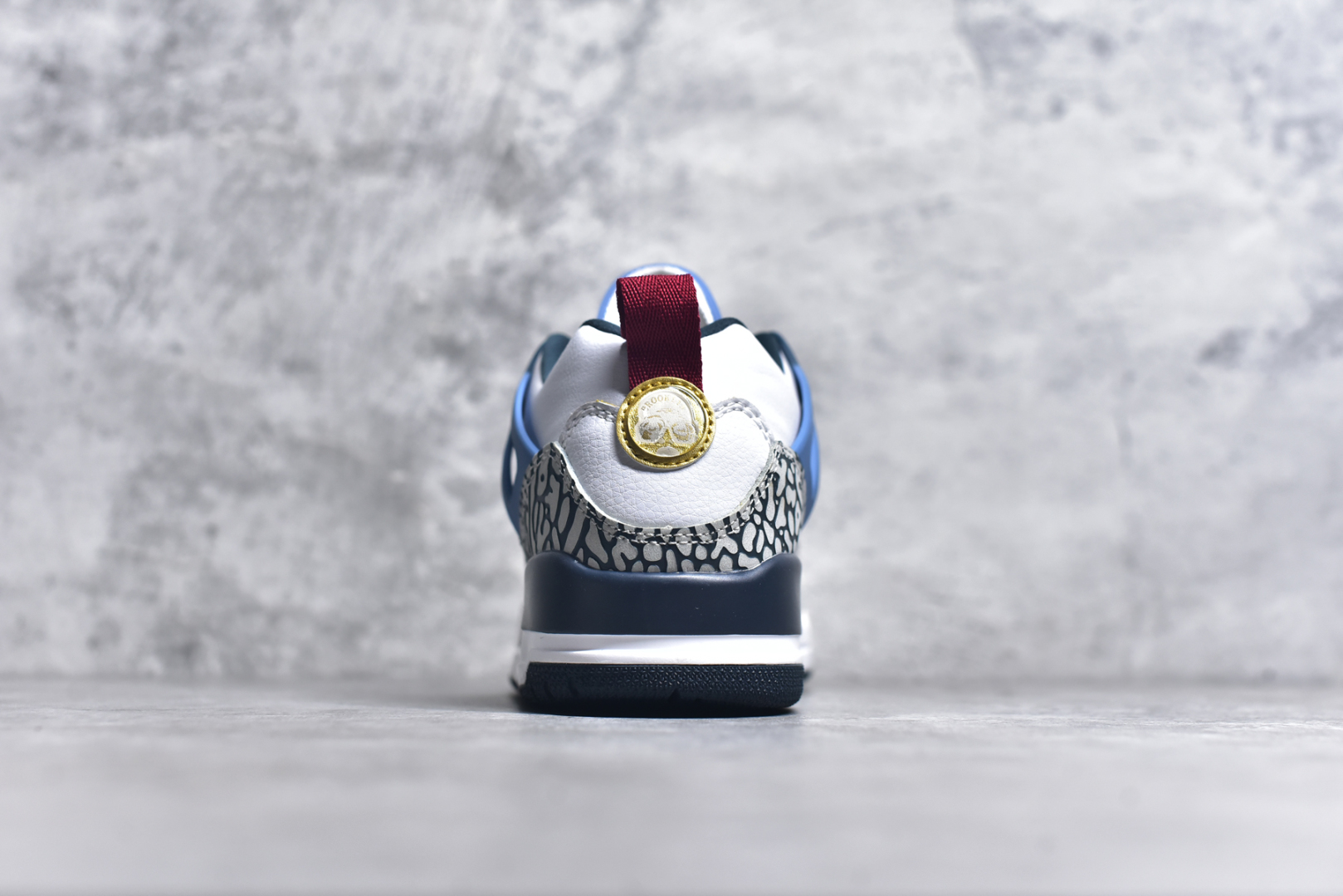 图片[5]-#Jordan Spizike Low AJ复古低帮篮球鞋 这款鞋子著名导演斯派克李的Jordan Spizike专属 预计于明年夏季推出全新低帮版本 将包括三款配色 经典爆裂纹非常复古 两款配色分别以大学红和黑曜石蓝进行区分 鞋身设计中依旧带有大象爆裂纹、鞋侧束带、塑胶网布等经典元素 之后 在鞋舌、内衬以及鞋底等位置缀以大学红和黑曜石蓝搭配 带来全新造型 尺码：36 36.5 37.5 38 38.5 39 40 40.5 41 42 42.5 43 44 44.5 45 46 47.5-选品中心