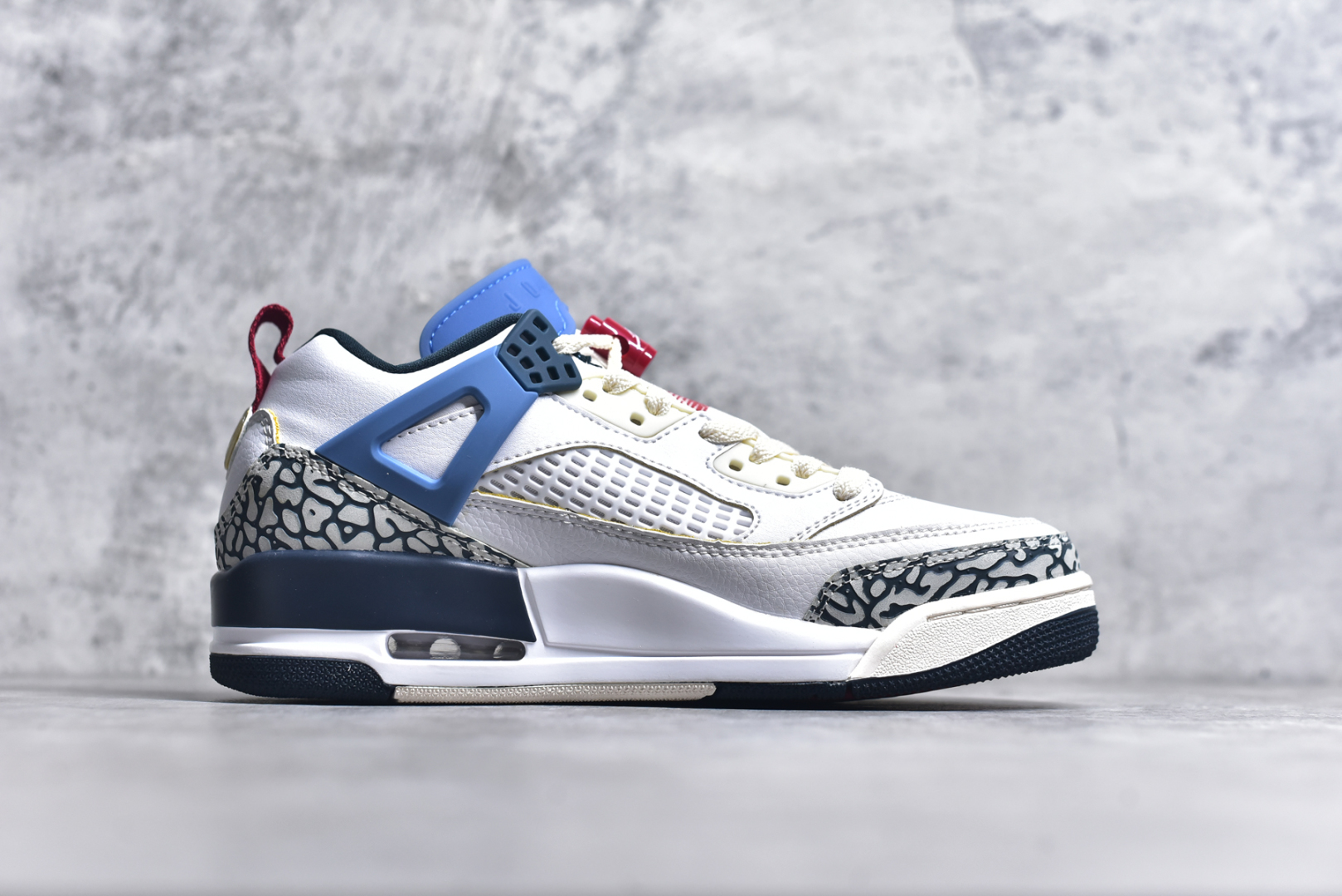 图片[3]-#Jordan Spizike Low AJ复古低帮篮球鞋 这款鞋子著名导演斯派克李的Jordan Spizike专属 预计于明年夏季推出全新低帮版本 将包括三款配色 经典爆裂纹非常复古 两款配色分别以大学红和黑曜石蓝进行区分 鞋身设计中依旧带有大象爆裂纹、鞋侧束带、塑胶网布等经典元素 之后 在鞋舌、内衬以及鞋底等位置缀以大学红和黑曜石蓝搭配 带来全新造型 尺码：36 36.5 37.5 38 38.5 39 40 40.5 41 42 42.5 43 44 44.5 45 46 47.5-选品中心