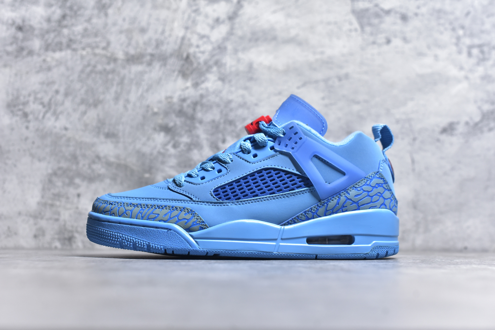 #Jordan Spizike Low AJ复古低帮篮球鞋 这款鞋子著名导演斯派克李的Jordan Spizike专属 预计于明年夏季推出全新低帮版本 将包括三款配色 经典爆裂纹非常复古 两款配色分别以大学红和黑曜石蓝进行区分 鞋身设计中依旧带有大象爆裂纹、鞋侧束带、塑胶网布等经典元素 之后 在鞋舌、内衬以及鞋底等位置缀以大学红和黑曜石蓝搭配 带来全新造型 尺码：36 36.5 37.5 38 38.5 39 40 40.5 41 42 42.5 43 44 44.5 45 46 47.5-选品中心
