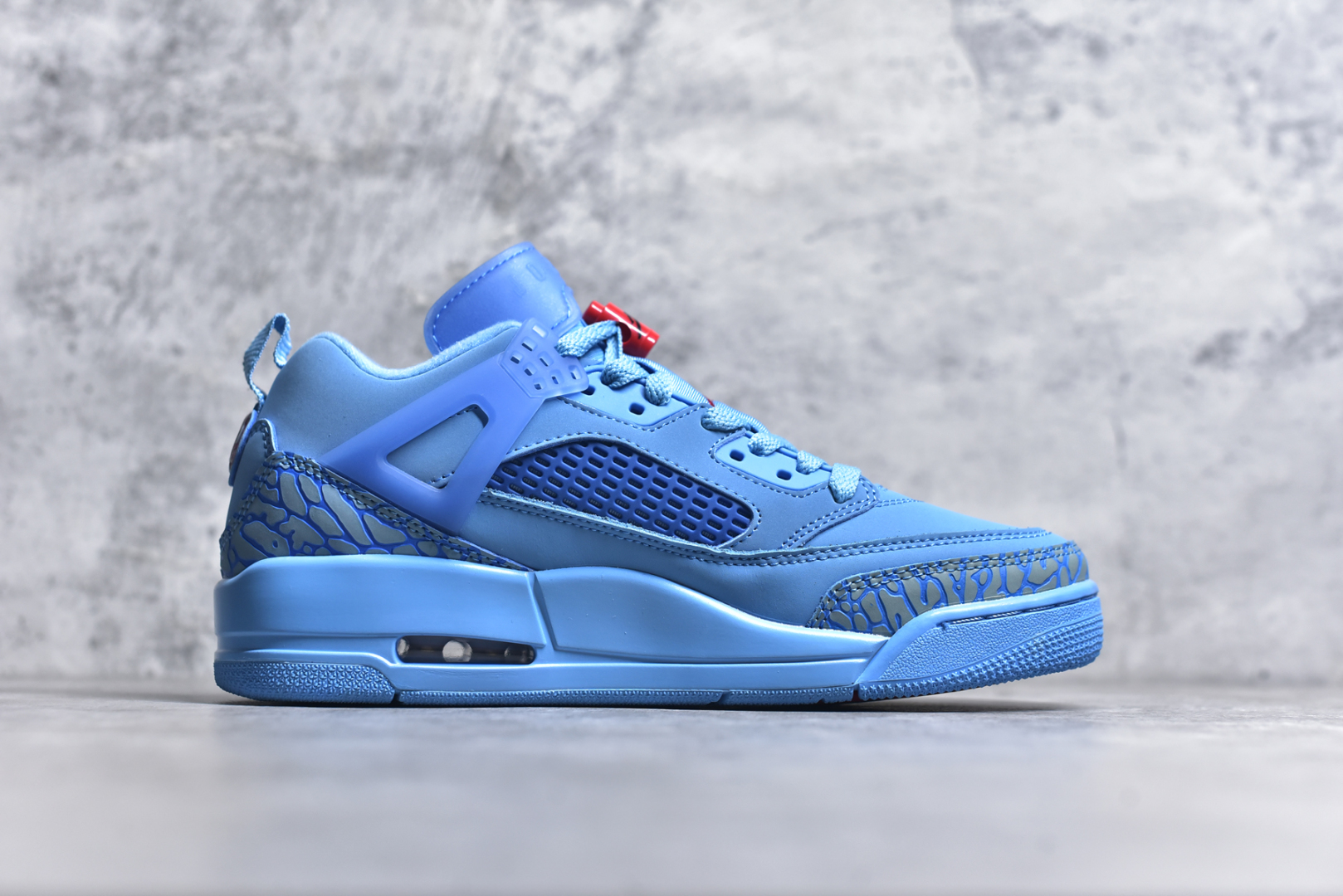 图片[3]-#Jordan Spizike Low AJ复古低帮篮球鞋 这款鞋子著名导演斯派克李的Jordan Spizike专属 预计于明年夏季推出全新低帮版本 将包括三款配色 经典爆裂纹非常复古 两款配色分别以大学红和黑曜石蓝进行区分 鞋身设计中依旧带有大象爆裂纹、鞋侧束带、塑胶网布等经典元素 之后 在鞋舌、内衬以及鞋底等位置缀以大学红和黑曜石蓝搭配 带来全新造型 尺码：36 36.5 37.5 38 38.5 39 40 40.5 41 42 42.5 43 44 44.5 45 46 47.5-选品中心