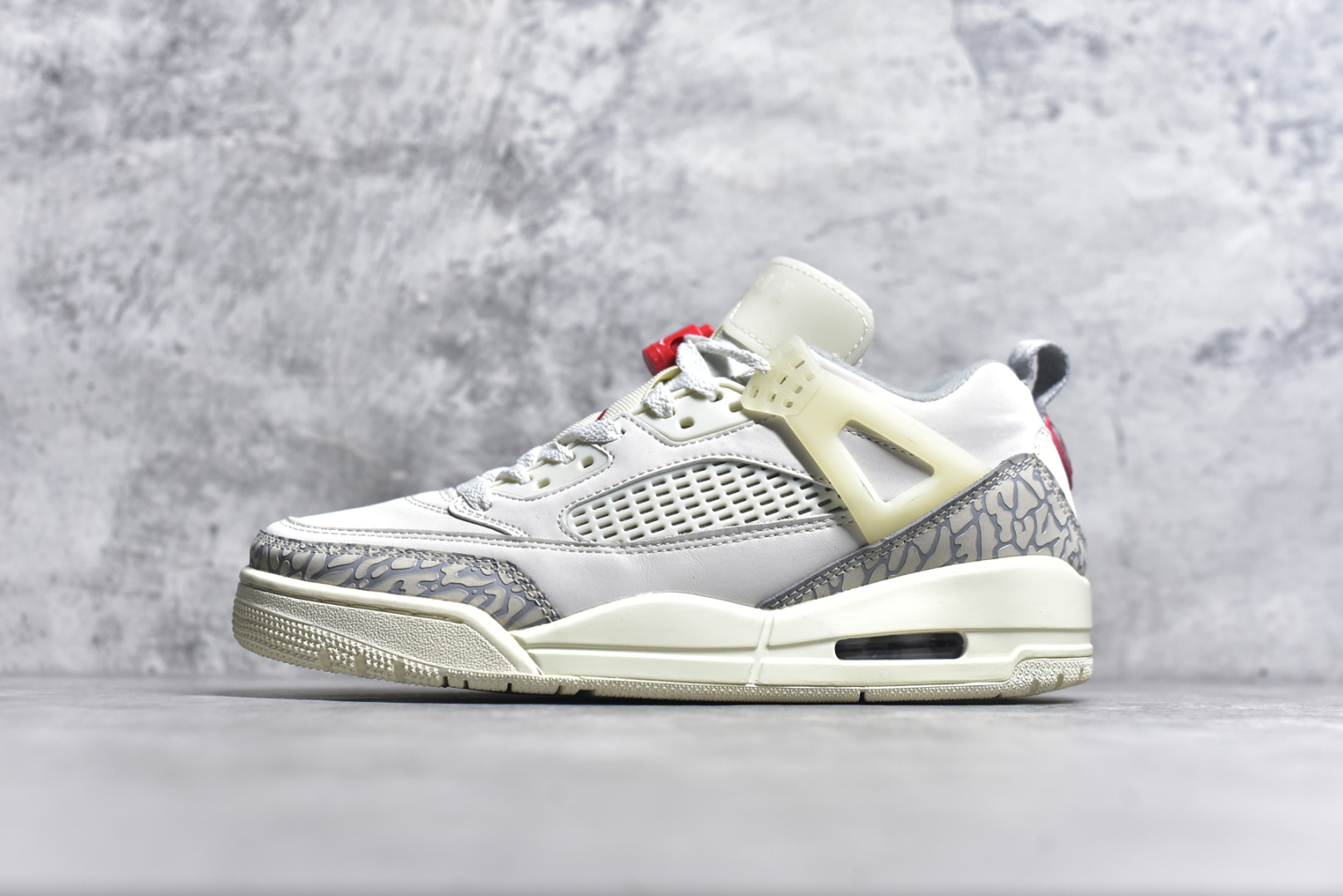 #Jordan Spizike Low AJ复古低帮篮球鞋 这款鞋子著名导演斯派克李的Jordan Spizike专属 预计于明年夏季推出全新低帮版本 将包括三款配色 经典爆裂纹非常复古 两款配色分别以大学红和黑曜石蓝进行区分 鞋身设计中依旧带有大象爆裂纹、鞋侧束带、塑胶网布等经典元素 之后 在鞋舌、内衬以及鞋底等位置缀以大学红和黑曜石蓝搭配 带来全新造型 尺码：36 36.5 37.5 38 38.5 39 40 40.5 41 42 42.5 43 44 44.5 45 46 47.5-选品中心