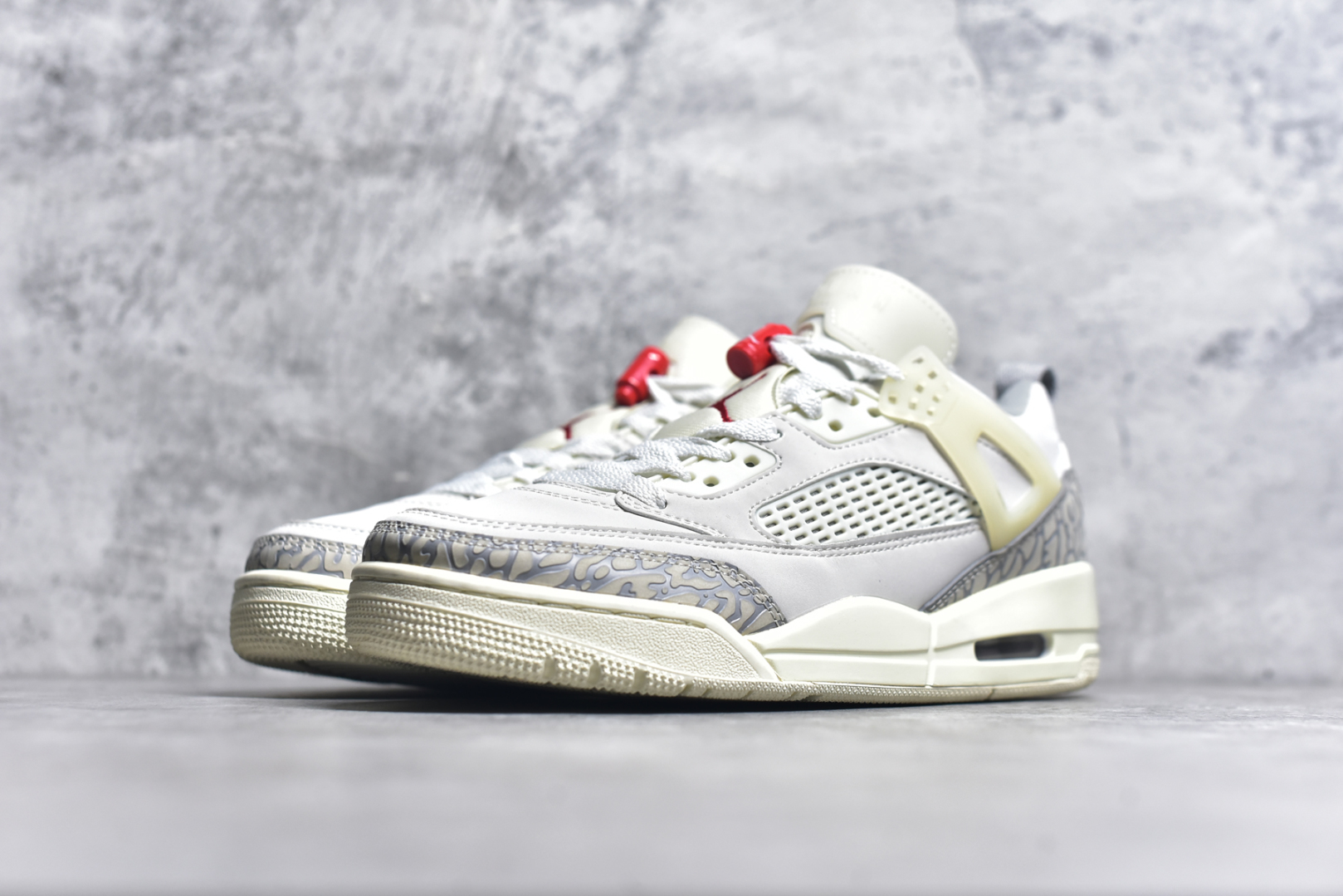 图片[2]-#Jordan Spizike Low AJ复古低帮篮球鞋 这款鞋子著名导演斯派克李的Jordan Spizike专属 预计于明年夏季推出全新低帮版本 将包括三款配色 经典爆裂纹非常复古 两款配色分别以大学红和黑曜石蓝进行区分 鞋身设计中依旧带有大象爆裂纹、鞋侧束带、塑胶网布等经典元素 之后 在鞋舌、内衬以及鞋底等位置缀以大学红和黑曜石蓝搭配 带来全新造型 尺码：36 36.5 37.5 38 38.5 39 40 40.5 41 42 42.5 43 44 44.5 45 46 47.5-选品中心