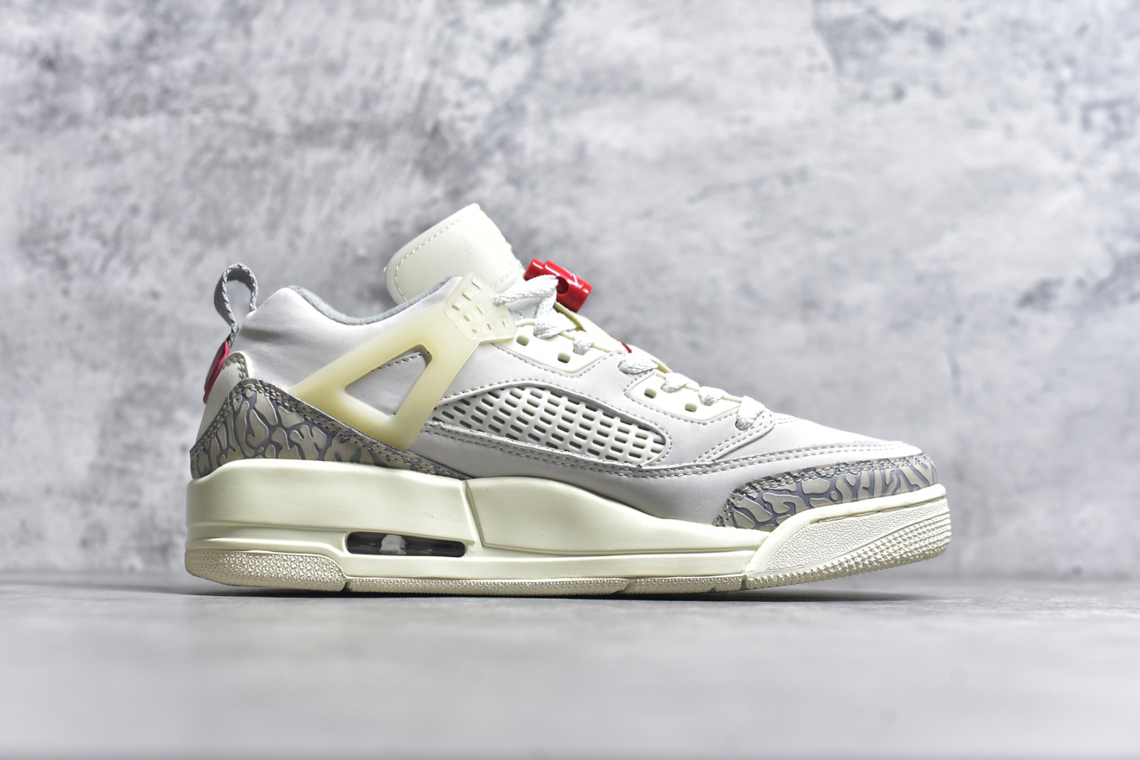 图片[3]-#Jordan Spizike Low AJ复古低帮篮球鞋 这款鞋子著名导演斯派克李的Jordan Spizike专属 预计于明年夏季推出全新低帮版本 将包括三款配色 经典爆裂纹非常复古 两款配色分别以大学红和黑曜石蓝进行区分 鞋身设计中依旧带有大象爆裂纹、鞋侧束带、塑胶网布等经典元素 之后 在鞋舌、内衬以及鞋底等位置缀以大学红和黑曜石蓝搭配 带来全新造型 尺码：36 36.5 37.5 38 38.5 39 40 40.5 41 42 42.5 43 44 44.5 45 46 47.5-选品中心