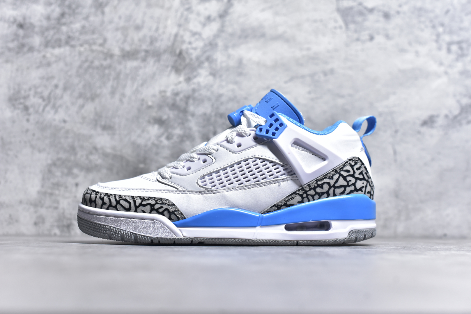 #Jordan Spizike Low AJ复古低帮篮球鞋 这款鞋子著名导演斯派克李的Jordan Spizike专属 预计于明年夏季推出全新低帮版本 将包括三款配色 经典爆裂纹非常复古 两款配色分别以大学红和黑曜石蓝进行区分 鞋身设计中依旧带有大象爆裂纹、鞋侧束带、塑胶网布等经典元素 之后 在鞋舌、内衬以及鞋底等位置缀以大学红和黑曜石蓝搭配 带来全新造型 尺码：36 36.5 37.5 38 38.5 39 40 40.5 41 42 42.5 43 44 44.5 45 46 47.5-选品中心