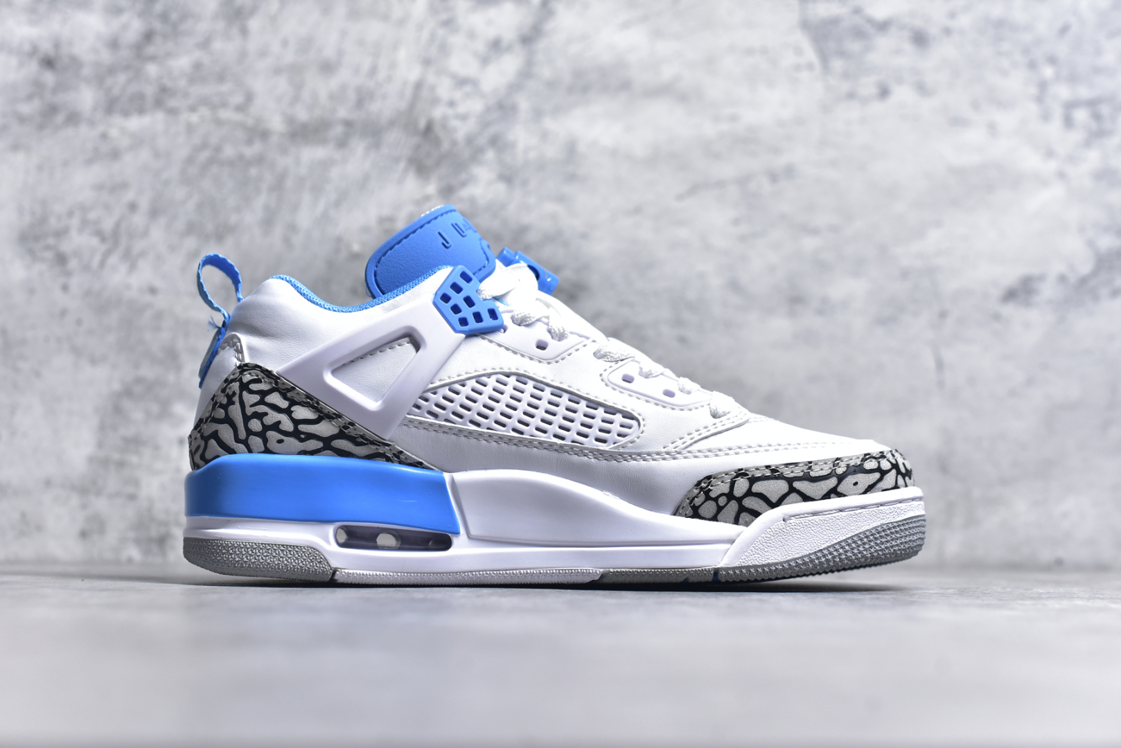 图片[3]-#Jordan Spizike Low AJ复古低帮篮球鞋 这款鞋子著名导演斯派克李的Jordan Spizike专属 预计于明年夏季推出全新低帮版本 将包括三款配色 经典爆裂纹非常复古 两款配色分别以大学红和黑曜石蓝进行区分 鞋身设计中依旧带有大象爆裂纹、鞋侧束带、塑胶网布等经典元素 之后 在鞋舌、内衬以及鞋底等位置缀以大学红和黑曜石蓝搭配 带来全新造型 尺码：36 36.5 37.5 38 38.5 39 40 40.5 41 42 42.5 43 44 44.5 45 46 47.5-选品中心