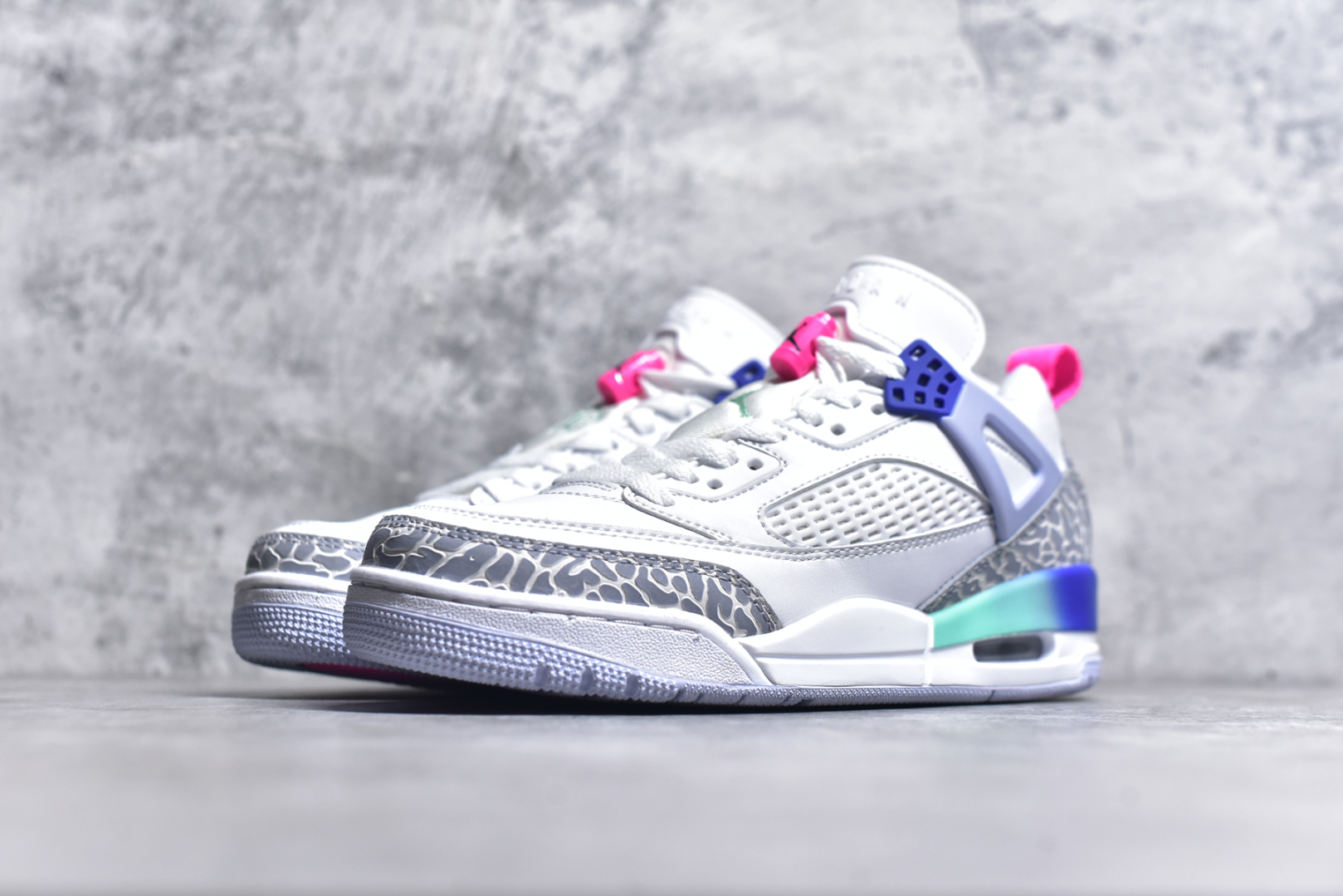 图片[2]-#Jordan Spizike Low AJ复古低帮篮球鞋 这款鞋子著名导演斯派克李的Jordan Spizike专属 预计于明年夏季推出全新低帮版本 将包括三款配色 经典爆裂纹非常复古 两款配色分别以大学红和黑曜石蓝进行区分 鞋身设计中依旧带有大象爆裂纹、鞋侧束带、塑胶网布等经典元素 之后 在鞋舌、内衬以及鞋底等位置缀以大学红和黑曜石蓝搭配 带来全新造型 尺码：36 36.5 37.5 38 38.5 39 40 40.5 41 42 42.5 43 44 44.5 45 46 47.5-选品中心