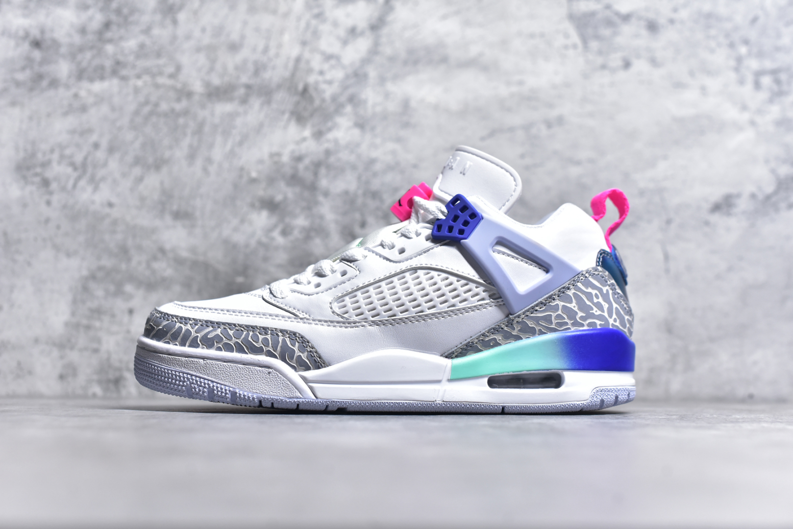 #Jordan Spizike Low AJ复古低帮篮球鞋 这款鞋子著名导演斯派克李的Jordan Spizike专属 预计于明年夏季推出全新低帮版本 将包括三款配色 经典爆裂纹非常复古 两款配色分别以大学红和黑曜石蓝进行区分 鞋身设计中依旧带有大象爆裂纹、鞋侧束带、塑胶网布等经典元素 之后 在鞋舌、内衬以及鞋底等位置缀以大学红和黑曜石蓝搭配 带来全新造型 尺码：36 36.5 37.5 38 38.5 39 40 40.5 41 42 42.5 43 44 44.5 45 46 47.5-选品中心