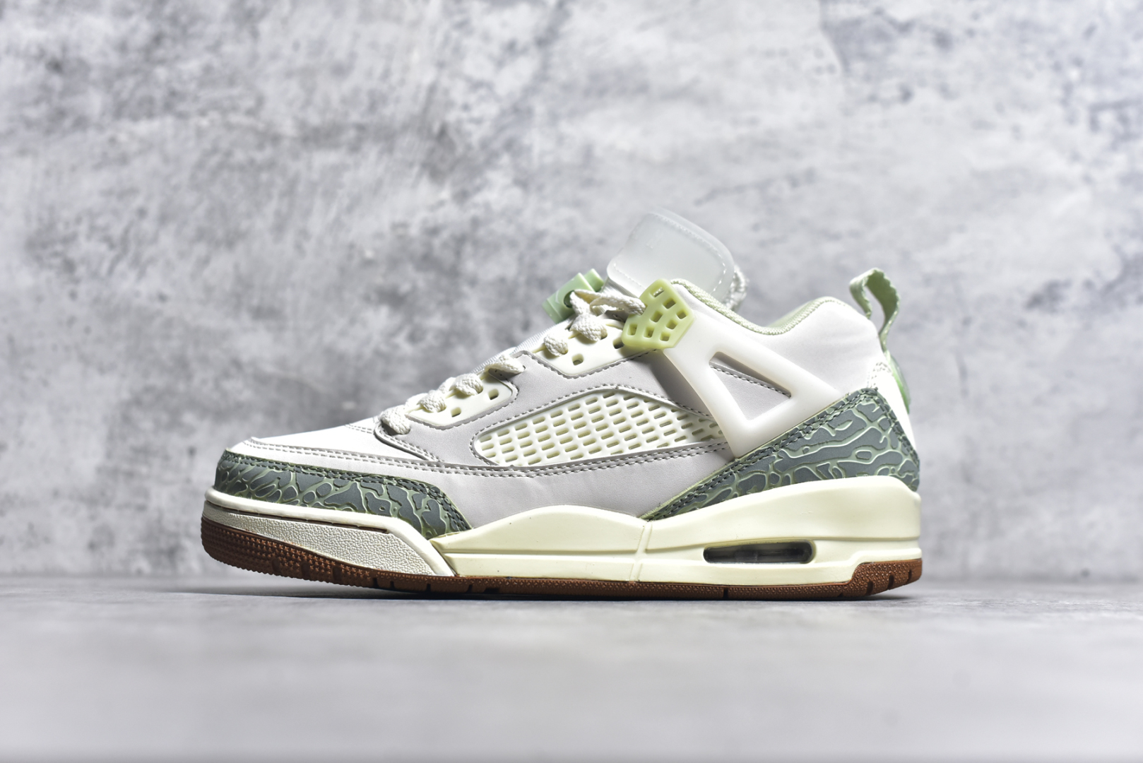 #Jordan Spizike Low AJ复古低帮篮球鞋 这款鞋子著名导演斯派克李的Jordan Spizike专属 预计于明年夏季推出全新低帮版本 将包括三款配色 经典爆裂纹非常复古 两款配色分别以大学红和黑曜石蓝进行区分 鞋身设计中依旧带有大象爆裂纹、鞋侧束带、塑胶网布等经典元素 之后 在鞋舌、内衬以及鞋底等位置缀以大学红和黑曜石蓝搭配 带来全新造型 尺码：36 36.5 37.5 38 38.5 39 40 40.5 41 42 42.5 43 44 44.5 45 46 47.5-选品中心