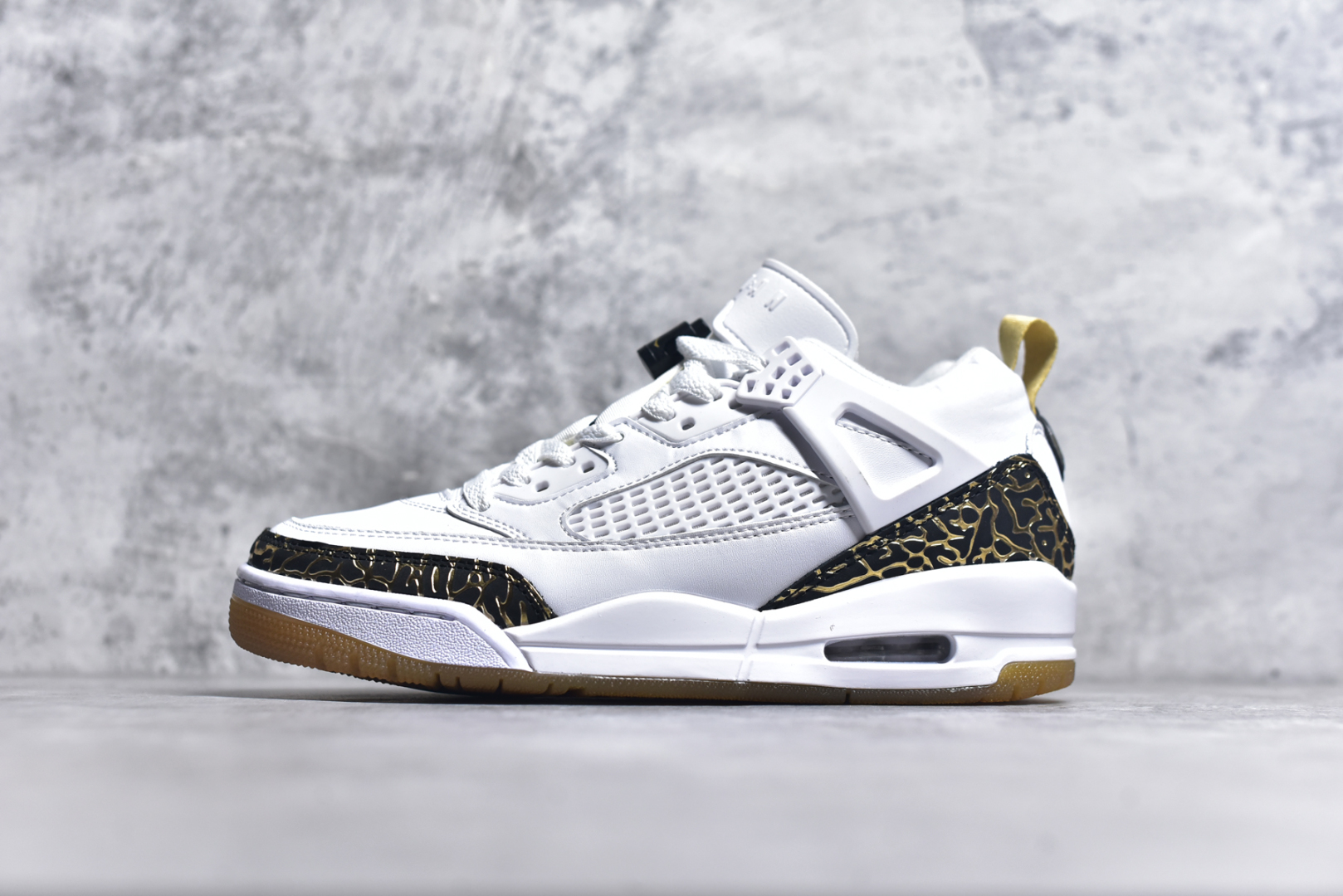 #Jordan Spizike Low AJ复古低帮篮球鞋 这款鞋子著名导演斯派克李的Jordan Spizike专属 预计于明年夏季推出全新低帮版本 将包括三款配色 经典爆裂纹非常复古 两款配色分别以大学红和黑曜石蓝进行区分 鞋身设计中依旧带有大象爆裂纹、鞋侧束带、塑胶网布等经典元素 之后 在鞋舌、内衬以及鞋底等位置缀以大学红和黑曜石蓝搭配 带来全新造型 尺码：36 36.5 37.5 38 38.5 39 40 40.5 41 42 42.5 43 44 44.5 45 46 47.5-选品中心