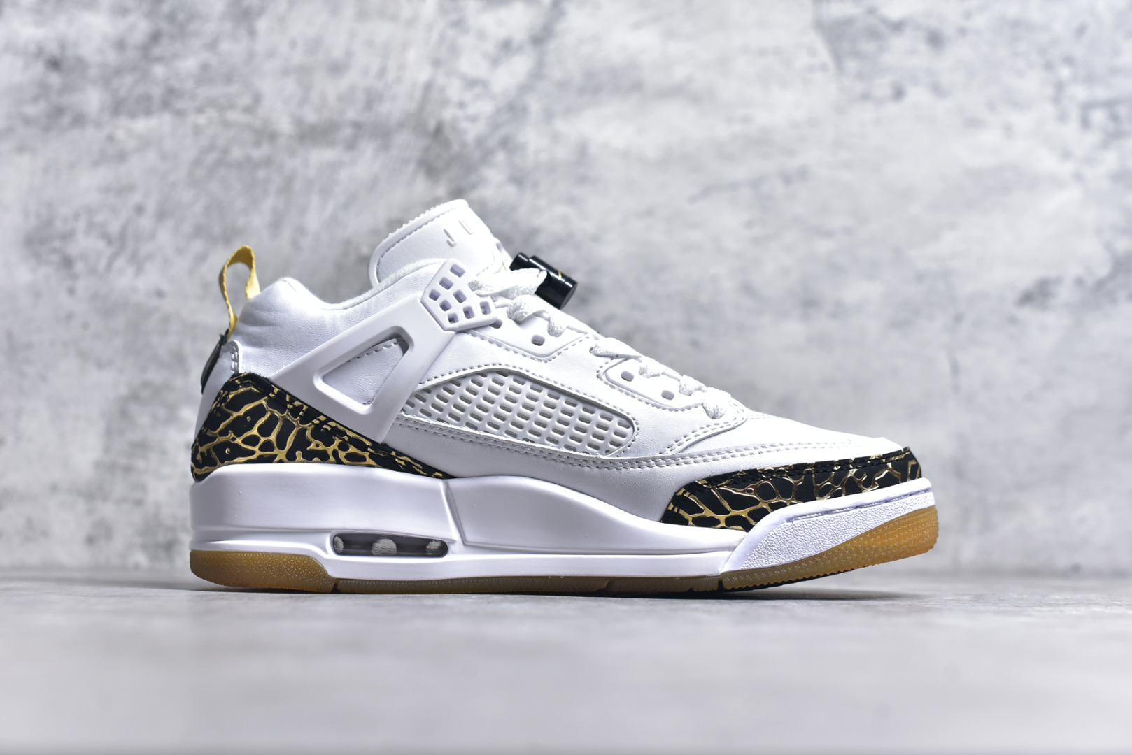 图片[3]-#Jordan Spizike Low AJ复古低帮篮球鞋 这款鞋子著名导演斯派克李的Jordan Spizike专属 预计于明年夏季推出全新低帮版本 将包括三款配色 经典爆裂纹非常复古 两款配色分别以大学红和黑曜石蓝进行区分 鞋身设计中依旧带有大象爆裂纹、鞋侧束带、塑胶网布等经典元素 之后 在鞋舌、内衬以及鞋底等位置缀以大学红和黑曜石蓝搭配 带来全新造型 尺码：36 36.5 37.5 38 38.5 39 40 40.5 41 42 42.5 43 44 44.5 45 46 47.5-选品中心