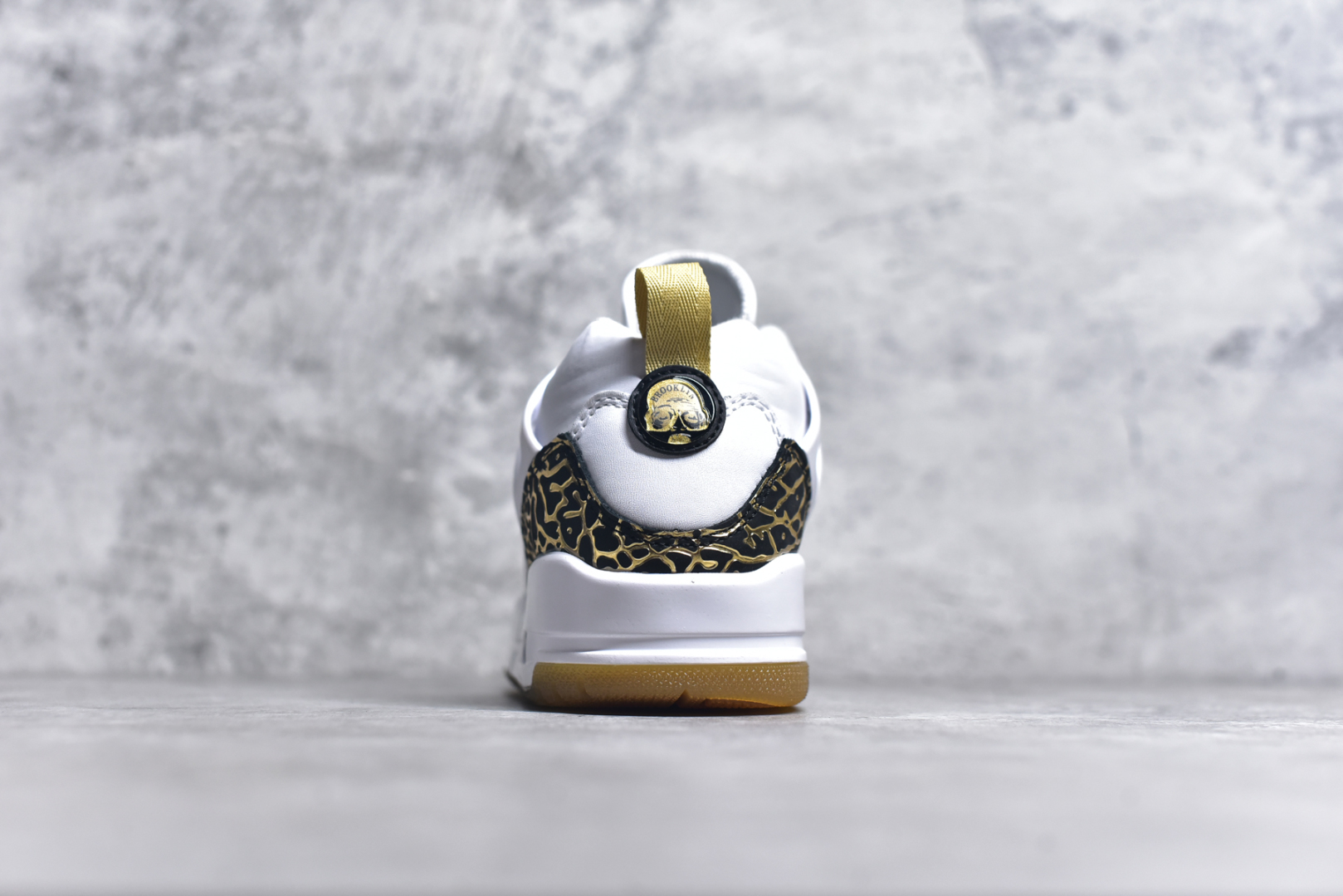 图片[5]-#Jordan Spizike Low AJ复古低帮篮球鞋 这款鞋子著名导演斯派克李的Jordan Spizike专属 预计于明年夏季推出全新低帮版本 将包括三款配色 经典爆裂纹非常复古 两款配色分别以大学红和黑曜石蓝进行区分 鞋身设计中依旧带有大象爆裂纹、鞋侧束带、塑胶网布等经典元素 之后 在鞋舌、内衬以及鞋底等位置缀以大学红和黑曜石蓝搭配 带来全新造型 尺码：36 36.5 37.5 38 38.5 39 40 40.5 41 42 42.5 43 44 44.5 45 46 47.5-选品中心