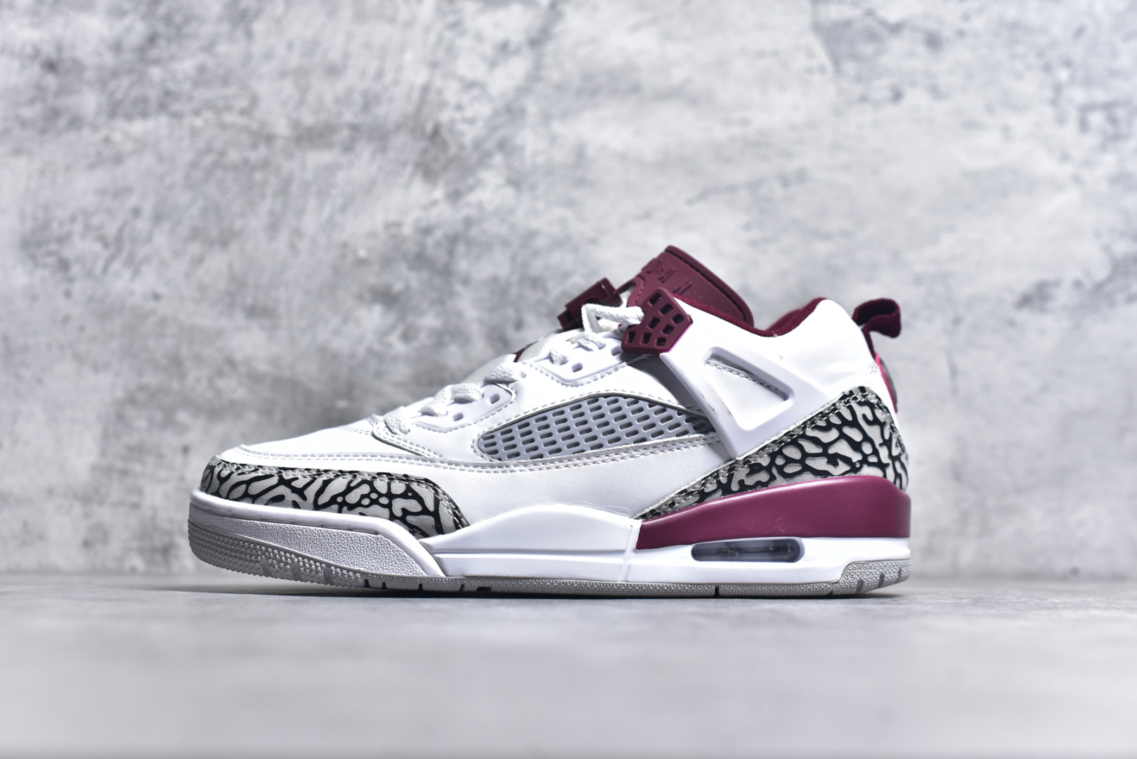 #Jordan Spizike Low AJ复古低帮篮球鞋 这款鞋子著名导演斯派克李的Jordan Spizike专属 预计于明年夏季推出全新低帮版本 将包括三款配色 经典爆裂纹非常复古 两款配色分别以大学红和黑曜石蓝进行区分 鞋身设计中依旧带有大象爆裂纹、鞋侧束带、塑胶网布等经典元素 之后 在鞋舌、内衬以及鞋底等位置缀以大学红和黑曜石蓝搭配 带来全新造型 尺码：36 36.5 37.5 38 38.5 39 40 40.5 41 42 42.5 43 44 44.5 45 46 47.5-选品中心