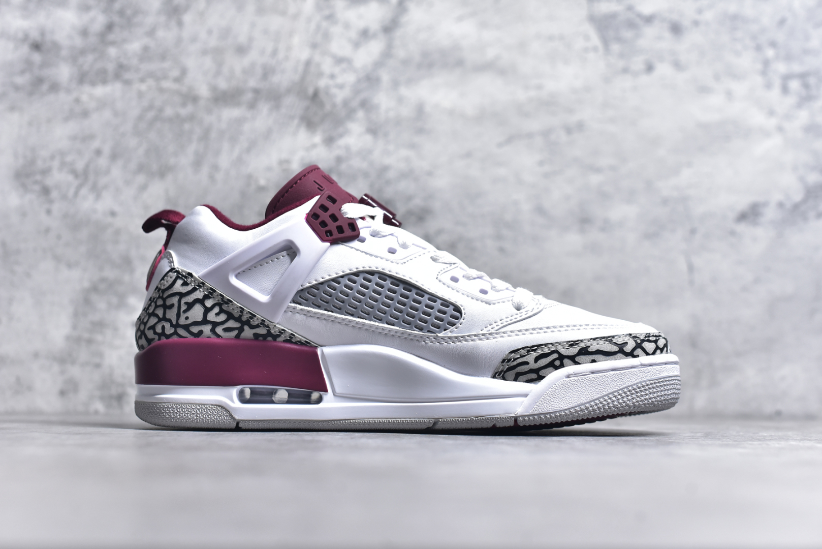 图片[3]-#Jordan Spizike Low AJ复古低帮篮球鞋 这款鞋子著名导演斯派克李的Jordan Spizike专属 预计于明年夏季推出全新低帮版本 将包括三款配色 经典爆裂纹非常复古 两款配色分别以大学红和黑曜石蓝进行区分 鞋身设计中依旧带有大象爆裂纹、鞋侧束带、塑胶网布等经典元素 之后 在鞋舌、内衬以及鞋底等位置缀以大学红和黑曜石蓝搭配 带来全新造型 尺码：36 36.5 37.5 38 38.5 39 40 40.5 41 42 42.5 43 44 44.5 45 46 47.5-选品中心