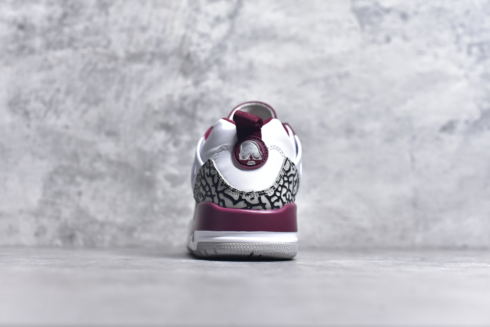 图片[5]-#Jordan Spizike Low AJ复古低帮篮球鞋 这款鞋子著名导演斯派克李的Jordan Spizike专属 预计于明年夏季推出全新低帮版本 将包括三款配色 经典爆裂纹非常复古 两款配色分别以大学红和黑曜石蓝进行区分 鞋身设计中依旧带有大象爆裂纹、鞋侧束带、塑胶网布等经典元素 之后 在鞋舌、内衬以及鞋底等位置缀以大学红和黑曜石蓝搭配 带来全新造型 尺码：36 36.5 37.5 38 38.5 39 40 40.5 41 42 42.5 43 44 44.5 45 46 47.5-选品中心
