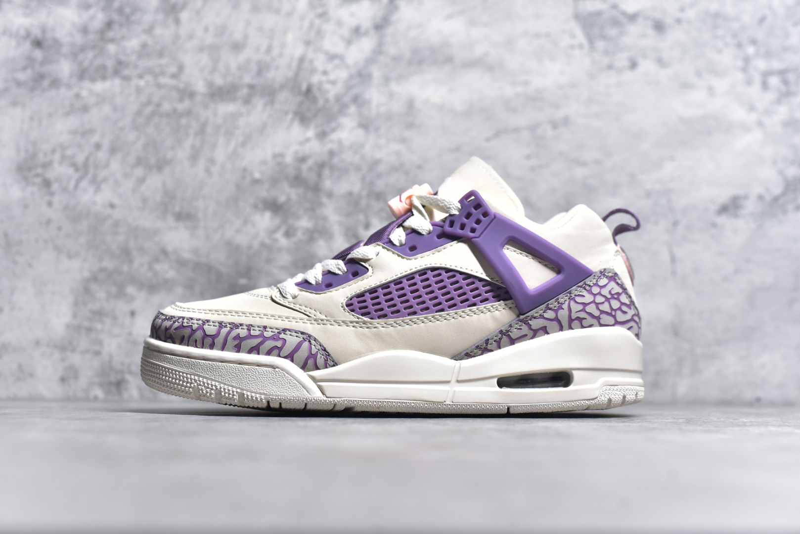 #Jordan Spizike Low AJ复古低帮篮球鞋 这款鞋子著名导演斯派克李的Jordan Spizike专属 预计于明年夏季推出全新低帮版本 将包括三款配色 经典爆裂纹非常复古 两款配色分别以大学红和黑曜石蓝进行区分 鞋身设计中依旧带有大象爆裂纹、鞋侧束带、塑胶网布等经典元素 之后 在鞋舌、内衬以及鞋底等位置缀以大学红和黑曜石蓝搭配 带来全新造型 尺码：36 36.5 37.5 38 38.5 39 40 40.5 41 42 42.5 43 44 44.5 45 46 47.5-选品中心