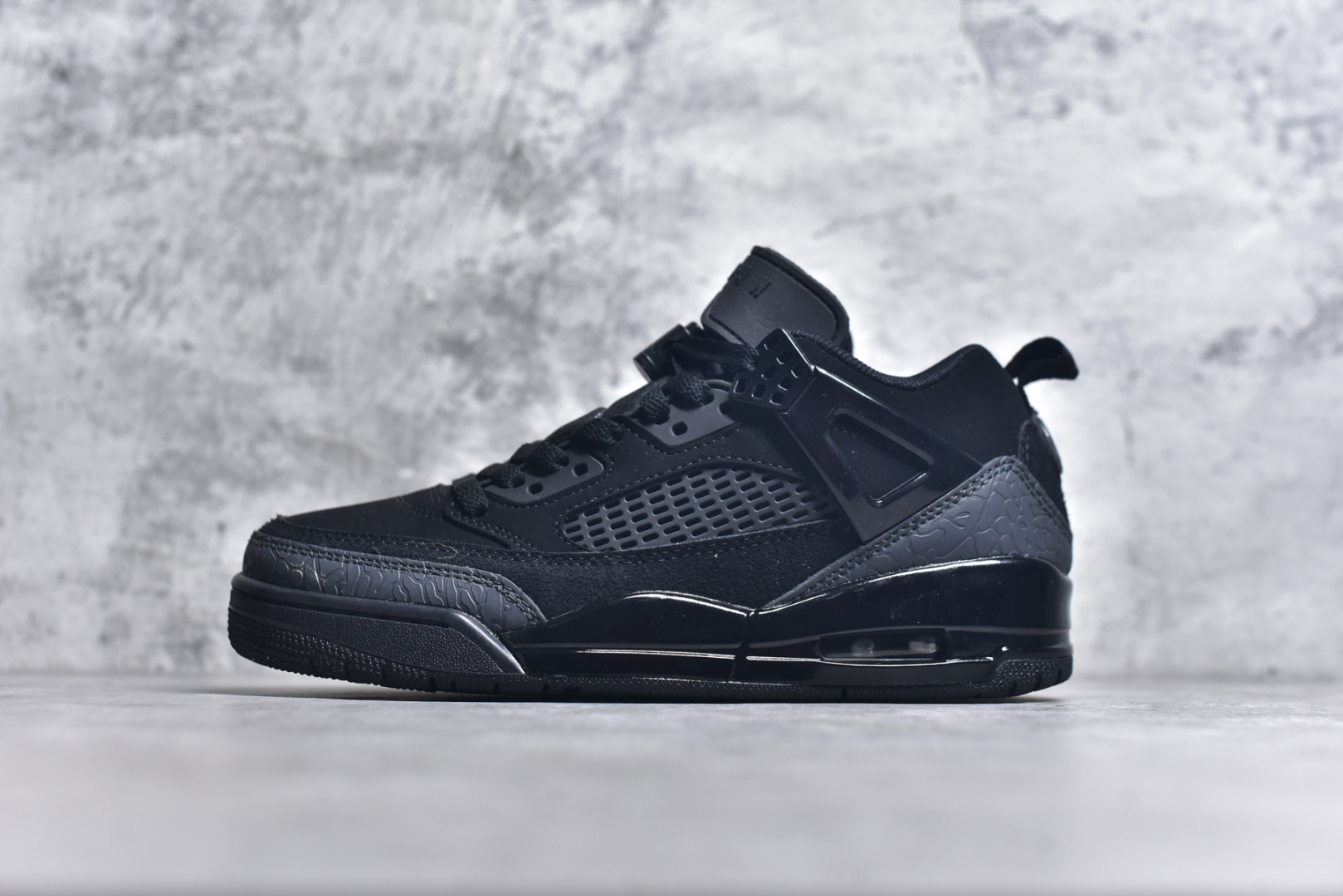 #Jordan Spizike Low AJ复古低帮篮球鞋 这款鞋子著名导演斯派克李的Jordan Spizike专属 预计于明年夏季推出全新低帮版本 将包括三款配色 经典爆裂纹非常复古 两款配色分别以大学红和黑曜石蓝进行区分 鞋身设计中依旧带有大象爆裂纹、鞋侧束带、塑胶网布等经典元素 之后 在鞋舌、内衬以及鞋底等位置缀以大学红和黑曜石蓝搭配 带来全新造型 尺码：36 36.5 37.5 38 38.5 39 40 40.5 41 42 42.5 43 44 44.5 45 46 47.5-选品中心