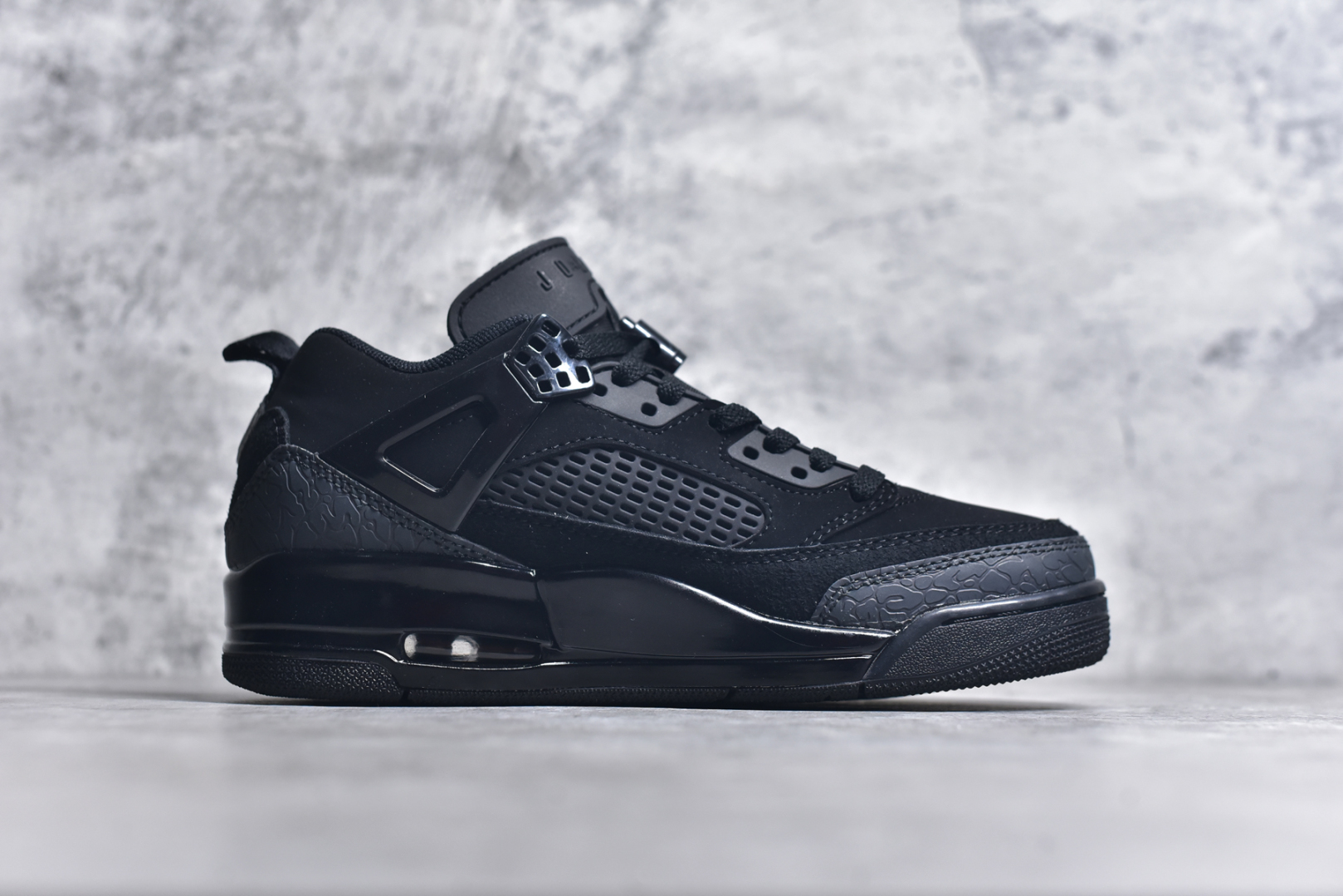 图片[3]-#Jordan Spizike Low AJ复古低帮篮球鞋 这款鞋子著名导演斯派克李的Jordan Spizike专属 预计于明年夏季推出全新低帮版本 将包括三款配色 经典爆裂纹非常复古 两款配色分别以大学红和黑曜石蓝进行区分 鞋身设计中依旧带有大象爆裂纹、鞋侧束带、塑胶网布等经典元素 之后 在鞋舌、内衬以及鞋底等位置缀以大学红和黑曜石蓝搭配 带来全新造型 尺码：36 36.5 37.5 38 38.5 39 40 40.5 41 42 42.5 43 44 44.5 45 46 47.5-选品中心