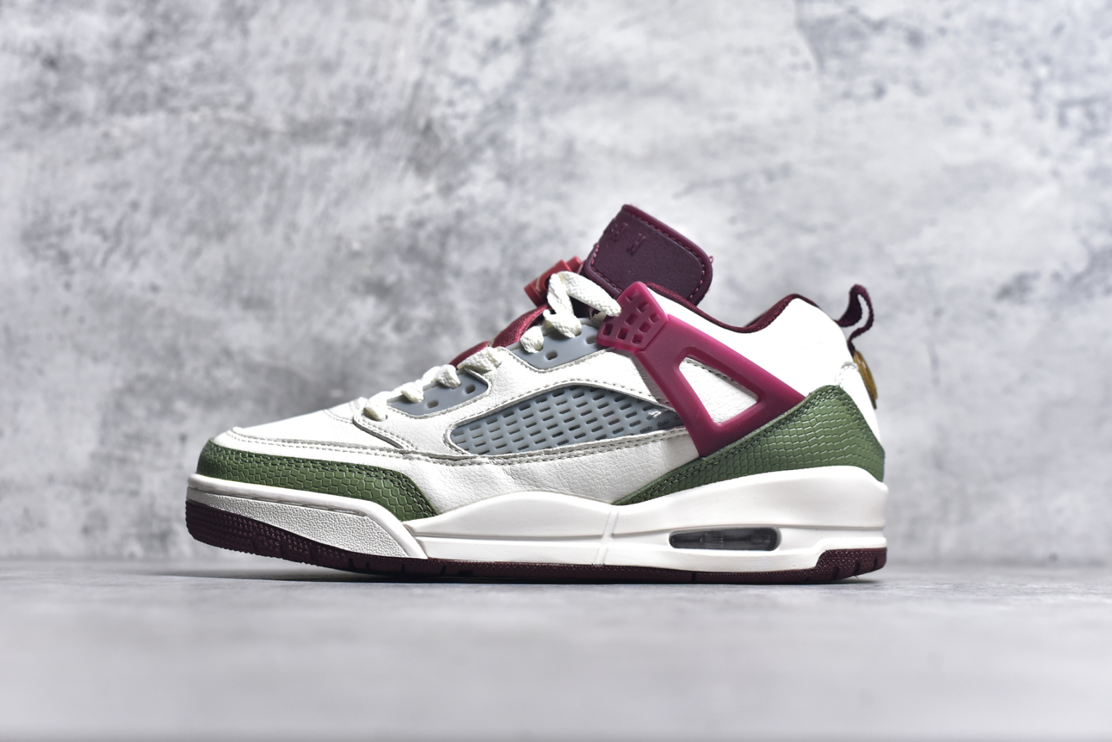 #Jordan Spizike Low AJ复古低帮篮球鞋 这款鞋子著名导演斯派克李的Jordan Spizike专属 预计于明年夏季推出全新低帮版本 将包括三款配色 经典爆裂纹非常复古 两款配色分别以大学红和黑曜石蓝进行区分 鞋身设计中依旧带有大象爆裂纹、鞋侧束带、塑胶网布等经典元素 之后 在鞋舌、内衬以及鞋底等位置缀以大学红和黑曜石蓝搭配 带来全新造型 尺码：36 36.5 37.5 38 38.5 39 40 40.5 41 42 42.5 43 44 44.5 45 46 47.5-选品中心