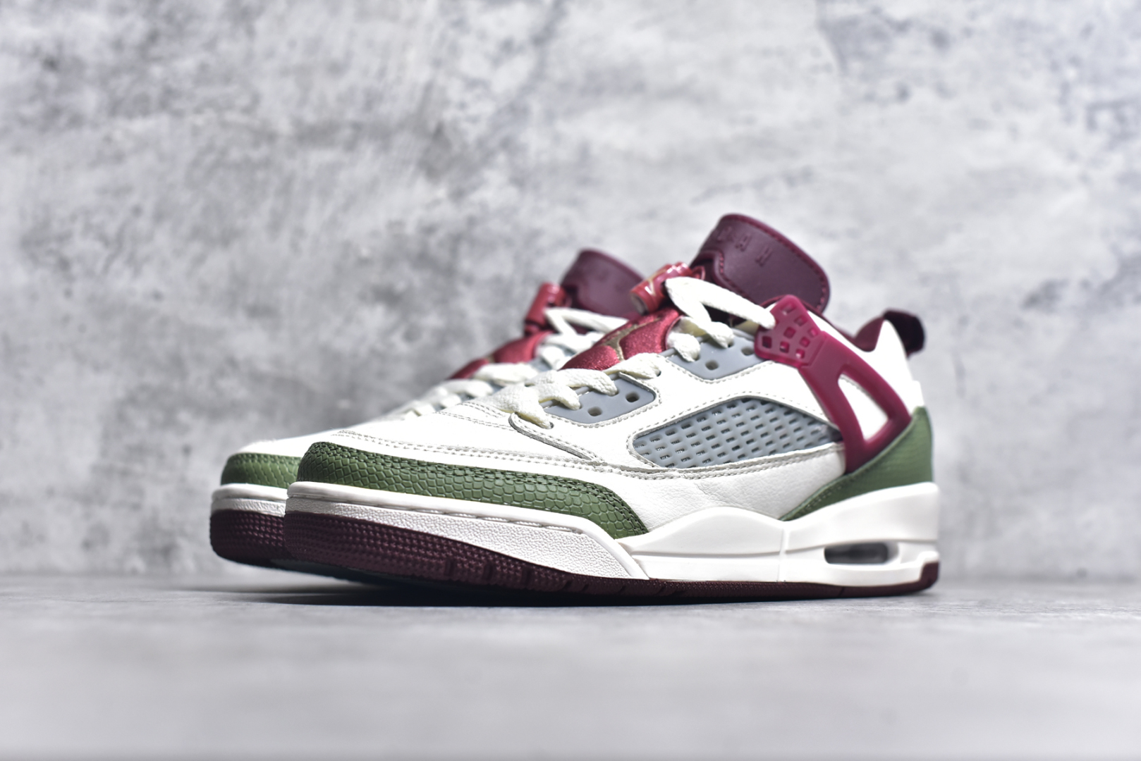 图片[2]-#Jordan Spizike Low AJ复古低帮篮球鞋 这款鞋子著名导演斯派克李的Jordan Spizike专属 预计于明年夏季推出全新低帮版本 将包括三款配色 经典爆裂纹非常复古 两款配色分别以大学红和黑曜石蓝进行区分 鞋身设计中依旧带有大象爆裂纹、鞋侧束带、塑胶网布等经典元素 之后 在鞋舌、内衬以及鞋底等位置缀以大学红和黑曜石蓝搭配 带来全新造型 尺码：36 36.5 37.5 38 38.5 39 40 40.5 41 42 42.5 43 44 44.5 45 46 47.5-选品中心