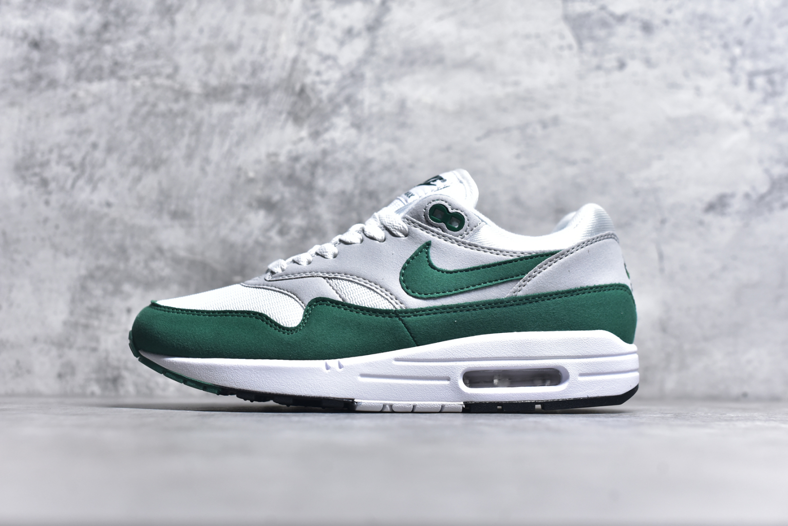 #Nike Air Max 1 白绿 复古休闲跑步鞋 官方同步上架 真标原盒 原底原面 正确版型 原版开发 精准细节 市面最高版本 货号：DZ2628-003 尺码：36 36.5 37.5 38 38.5 39 40 40.5 41 42 42.5 43 44 45 46 46.5 47.5-选品中心