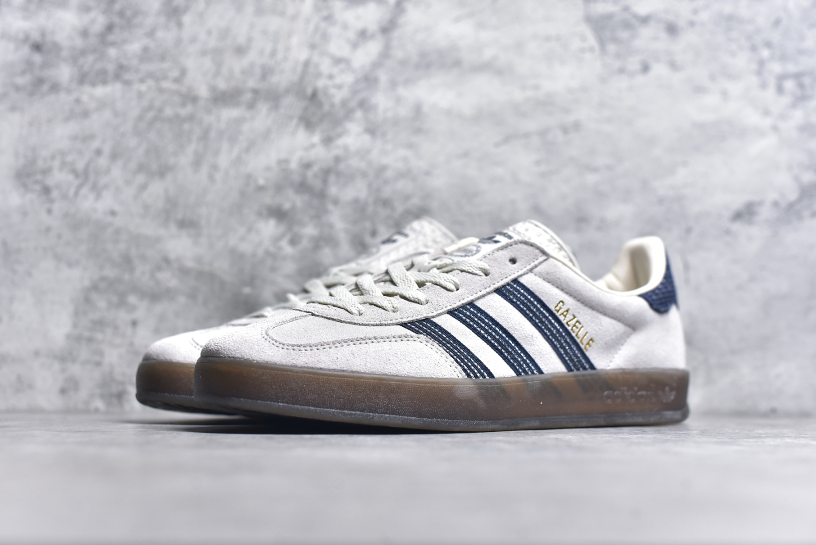 图片[2]-#AD Gazelle Indoor Trainers 羚羊内训系列低帮复古百搭休闲运动德训风板鞋 JR3381 90年代经典的复刻版！自60年代以足球训练鞋面世以来,Gazelle就以其经典设计席卷全球。1991年版本的复刻,再造经典Gazelle。采用皮革打造,搭配浊色细节,让这款经典更加简约。尺码：36 36⅔ 37⅓ 38 38⅔ 39⅓ 40 40⅔ 41⅓ 42 42⅔ 43⅓ 44 45-选品中心