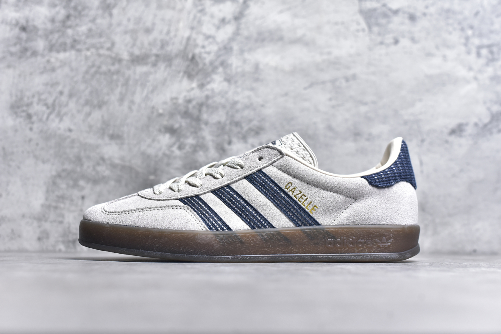 #AD Gazelle Indoor Trainers 羚羊内训系列低帮复古百搭休闲运动德训风板鞋 JR3381 90年代经典的复刻版！自60年代以足球训练鞋面世以来,Gazelle就以其经典设计席卷全球。1991年版本的复刻,再造经典Gazelle。采用皮革打造,搭配浊色细节,让这款经典更加简约。尺码：36 36⅔ 37⅓ 38 38⅔ 39⅓ 40 40⅔ 41⅓ 42 42⅔ 43⅓ 44 45-选品中心