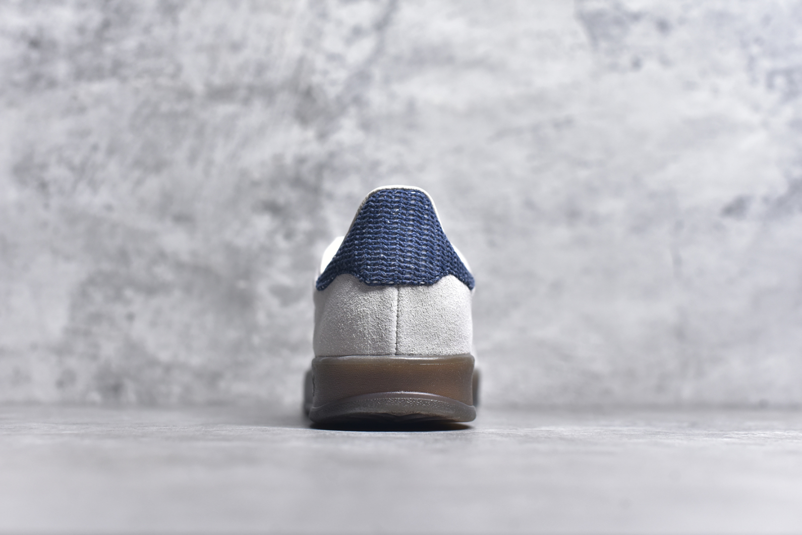 图片[5]-#AD Gazelle Indoor Trainers 羚羊内训系列低帮复古百搭休闲运动德训风板鞋 JR3381 90年代经典的复刻版！自60年代以足球训练鞋面世以来,Gazelle就以其经典设计席卷全球。1991年版本的复刻,再造经典Gazelle。采用皮革打造,搭配浊色细节,让这款经典更加简约。尺码：36 36⅔ 37⅓ 38 38⅔ 39⅓ 40 40⅔ 41⅓ 42 42⅔ 43⅓ 44 45-选品中心