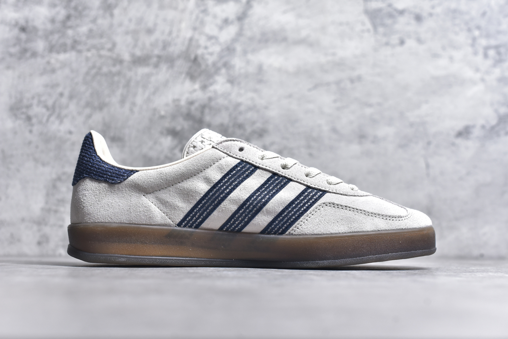 图片[3]-#AD Gazelle Indoor Trainers 羚羊内训系列低帮复古百搭休闲运动德训风板鞋 JR3381 90年代经典的复刻版！自60年代以足球训练鞋面世以来,Gazelle就以其经典设计席卷全球。1991年版本的复刻,再造经典Gazelle。采用皮革打造,搭配浊色细节,让这款经典更加简约。尺码：36 36⅔ 37⅓ 38 38⅔ 39⅓ 40 40⅔ 41⅓ 42 42⅔ 43⅓ 44 45-选品中心