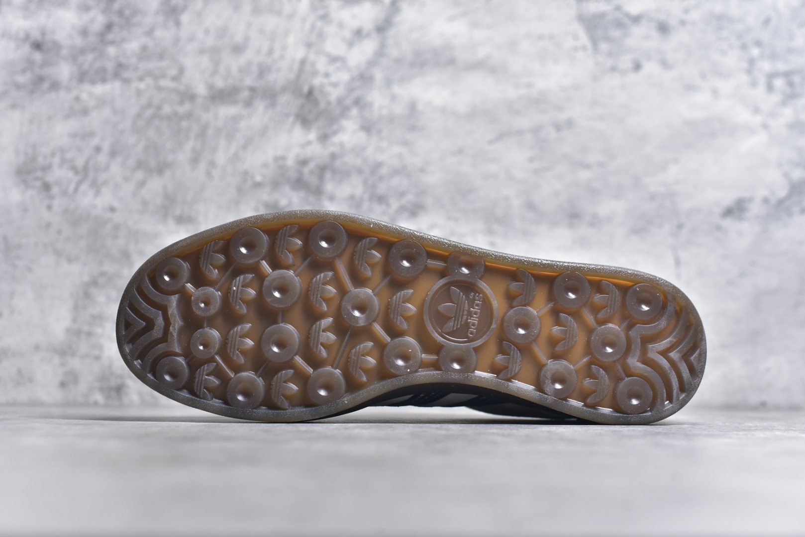 图片[6]-#AD Gazelle Indoor Trainers 羚羊内训系列低帮复古百搭休闲运动德训风板鞋 JR3381 90年代经典的复刻版！自60年代以足球训练鞋面世以来,Gazelle就以其经典设计席卷全球。1991年版本的复刻,再造经典Gazelle。采用皮革打造,搭配浊色细节,让这款经典更加简约。尺码：36 36⅔ 37⅓ 38 38⅔ 39⅓ 40 40⅔ 41⅓ 42 42⅔ 43⅓ 44 45-选品中心