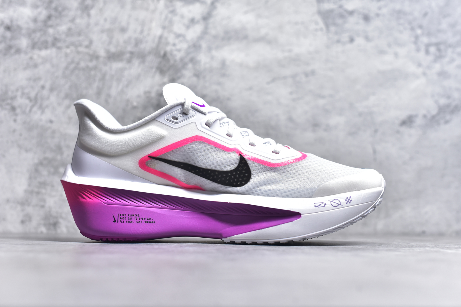 图片[3]-#NK ZoomX Invincible Run Flyknit 6 轻量跑鞋 飞织低帮休闲运动慢跑鞋 厚底增高 老爹鞋 此鞋专为短跑运动员而生 是为 5 至 10 公里距离的赛事和训练打造 整体设计采用流线型的轻质工程网眼材质构成鞋面 并与其他 Running 旗舰鞋款同样搭载全脚掌 ZoomX 缓冲中底 搭配 Pebax 物料与橡胶外底 ZoomX StreakFly 首发配色以Prototype呈现 其灵感是来自开发期间的磨损测试 透过编号的标记与内侧的预期跑步距离突出研发过程 货号： FN8454-100 尺码：36 36.5 37.5 38 38.5 39 40 40.5 41 42 42.5 43 44 45-选品中心