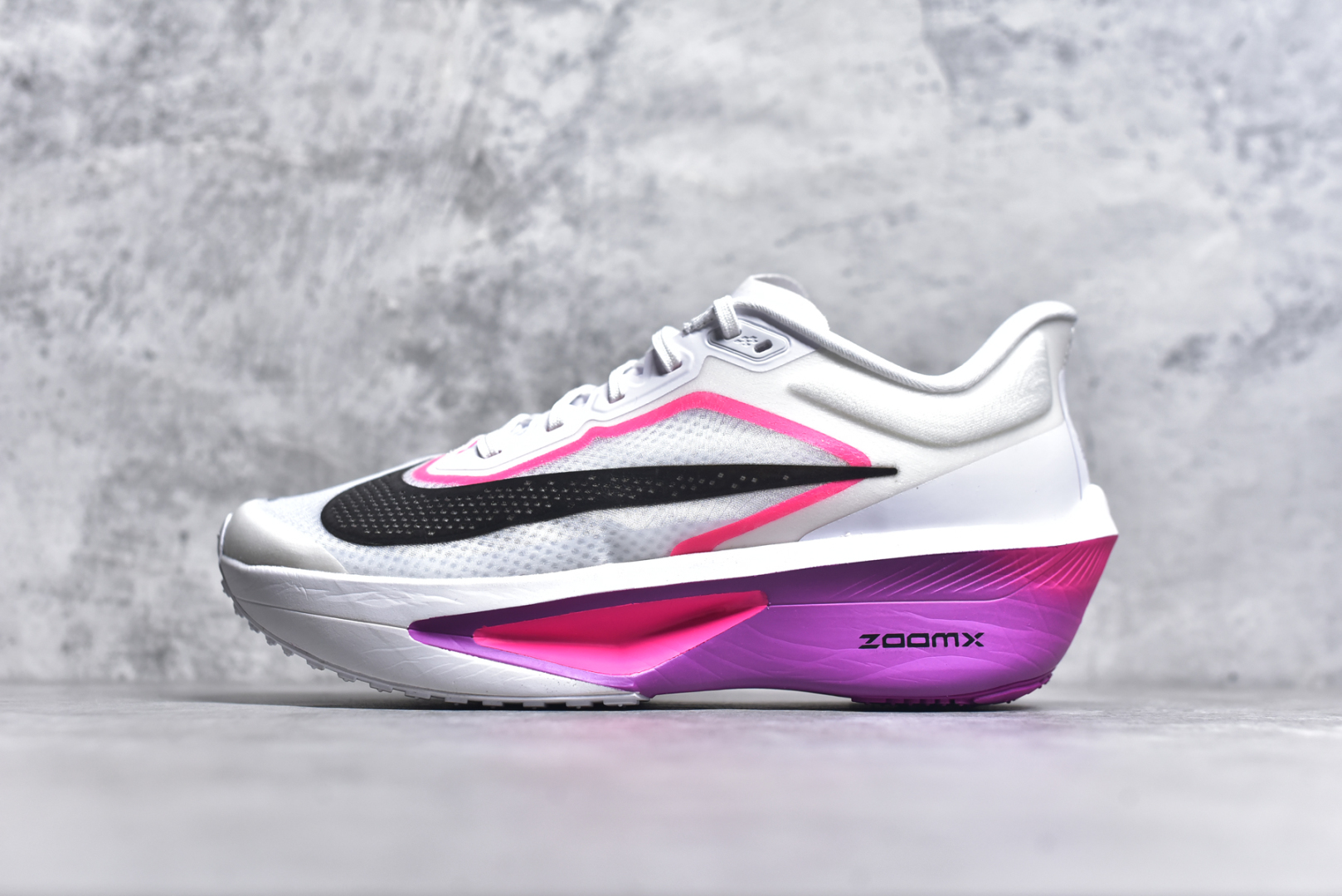 #NK ZoomX Invincible Run Flyknit 6 轻量跑鞋 飞织低帮休闲运动慢跑鞋 厚底增高 老爹鞋 此鞋专为短跑运动员而生 是为 5 至 10 公里距离的赛事和训练打造 整体设计采用流线型的轻质工程网眼材质构成鞋面 并与其他 Running 旗舰鞋款同样搭载全脚掌 ZoomX 缓冲中底 搭配 Pebax 物料与橡胶外底 ZoomX StreakFly 首发配色以Prototype呈现 其灵感是来自开发期间的磨损测试 透过编号的标记与内侧的预期跑步距离突出研发过程 货号： FN8454-100 尺码：36 36.5 37.5 38 38.5 39 40 40.5 41 42 42.5 43 44 45-选品中心
