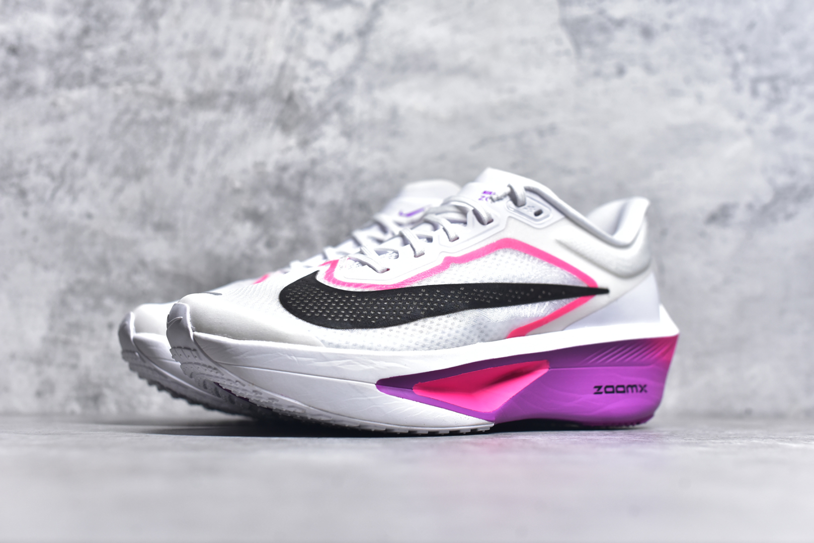 图片[2]-#NK ZoomX Invincible Run Flyknit 6 轻量跑鞋 飞织低帮休闲运动慢跑鞋 厚底增高 老爹鞋 此鞋专为短跑运动员而生 是为 5 至 10 公里距离的赛事和训练打造 整体设计采用流线型的轻质工程网眼材质构成鞋面 并与其他 Running 旗舰鞋款同样搭载全脚掌 ZoomX 缓冲中底 搭配 Pebax 物料与橡胶外底 ZoomX StreakFly 首发配色以Prototype呈现 其灵感是来自开发期间的磨损测试 透过编号的标记与内侧的预期跑步距离突出研发过程 货号： FN8454-100 尺码：36 36.5 37.5 38 38.5 39 40 40.5 41 42 42.5 43 44 45-选品中心