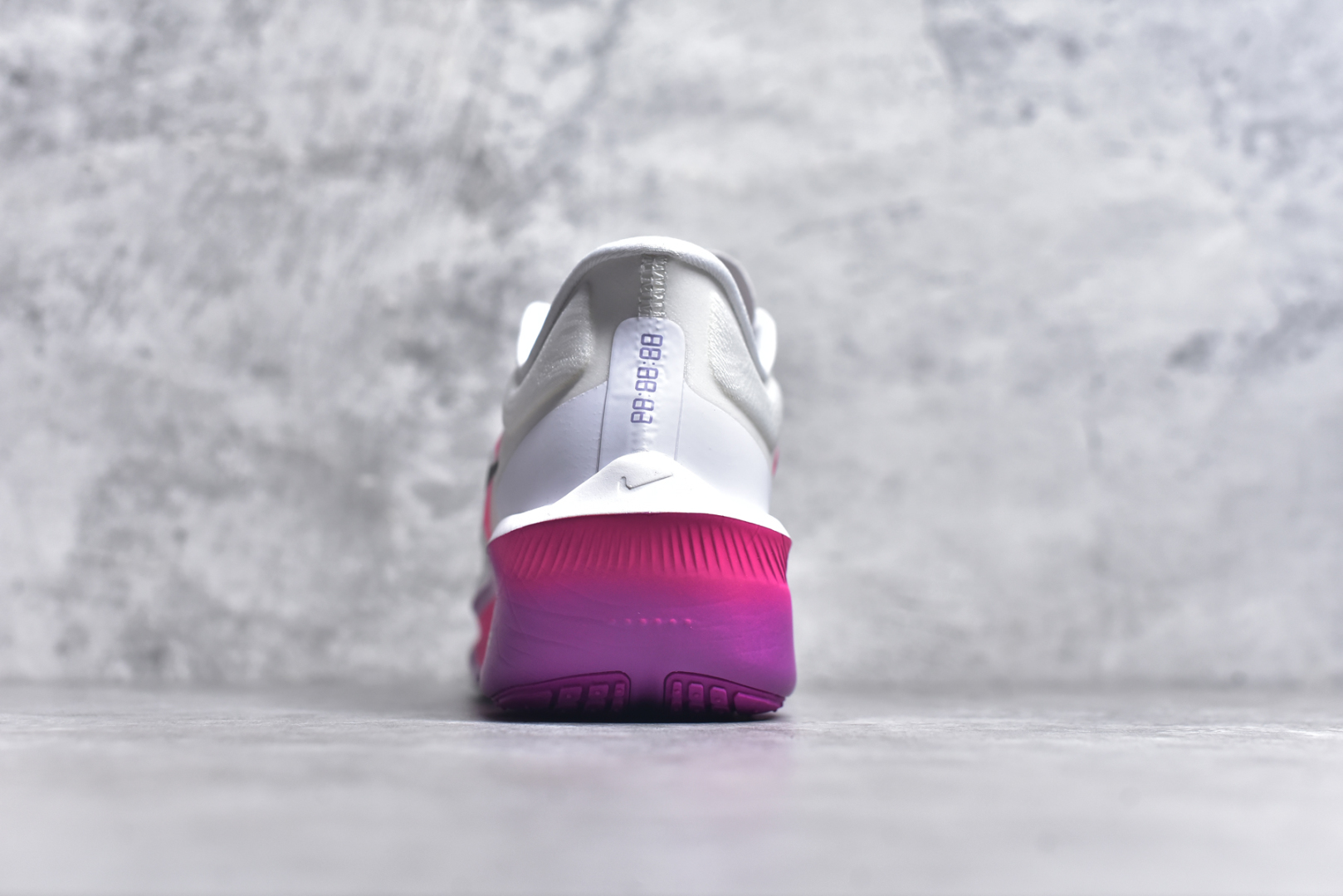 图片[5]-#NK ZoomX Invincible Run Flyknit 6 轻量跑鞋 飞织低帮休闲运动慢跑鞋 厚底增高 老爹鞋 此鞋专为短跑运动员而生 是为 5 至 10 公里距离的赛事和训练打造 整体设计采用流线型的轻质工程网眼材质构成鞋面 并与其他 Running 旗舰鞋款同样搭载全脚掌 ZoomX 缓冲中底 搭配 Pebax 物料与橡胶外底 ZoomX StreakFly 首发配色以Prototype呈现 其灵感是来自开发期间的磨损测试 透过编号的标记与内侧的预期跑步距离突出研发过程 货号： FN8454-100 尺码：36 36.5 37.5 38 38.5 39 40 40.5 41 42 42.5 43 44 45-选品中心
