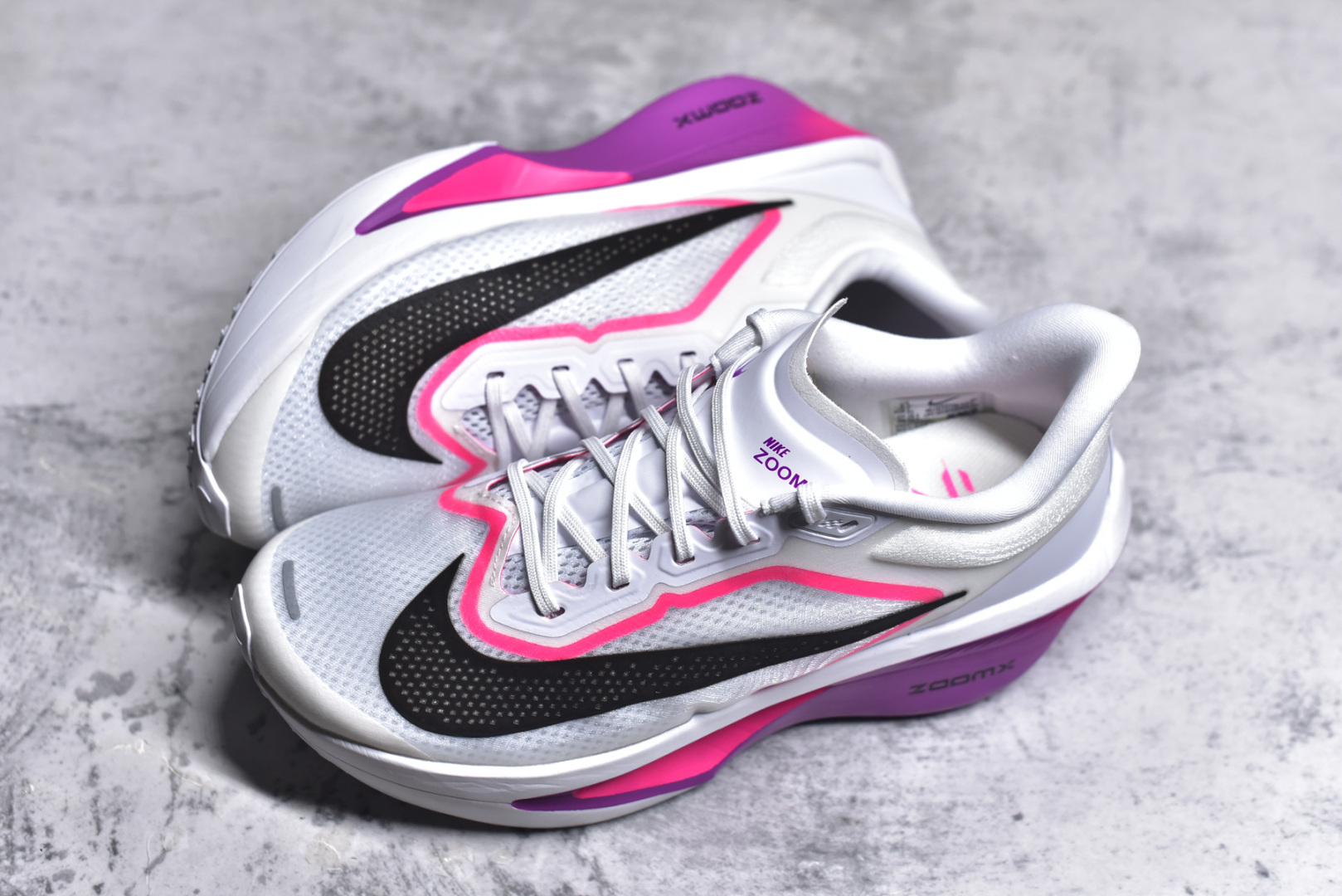 图片[7]-#NK ZoomX Invincible Run Flyknit 6 轻量跑鞋 飞织低帮休闲运动慢跑鞋 厚底增高 老爹鞋 此鞋专为短跑运动员而生 是为 5 至 10 公里距离的赛事和训练打造 整体设计采用流线型的轻质工程网眼材质构成鞋面 并与其他 Running 旗舰鞋款同样搭载全脚掌 ZoomX 缓冲中底 搭配 Pebax 物料与橡胶外底 ZoomX StreakFly 首发配色以Prototype呈现 其灵感是来自开发期间的磨损测试 透过编号的标记与内侧的预期跑步距离突出研发过程 货号： FN8454-100 尺码：36 36.5 37.5 38 38.5 39 40 40.5 41 42 42.5 43 44 45-选品中心