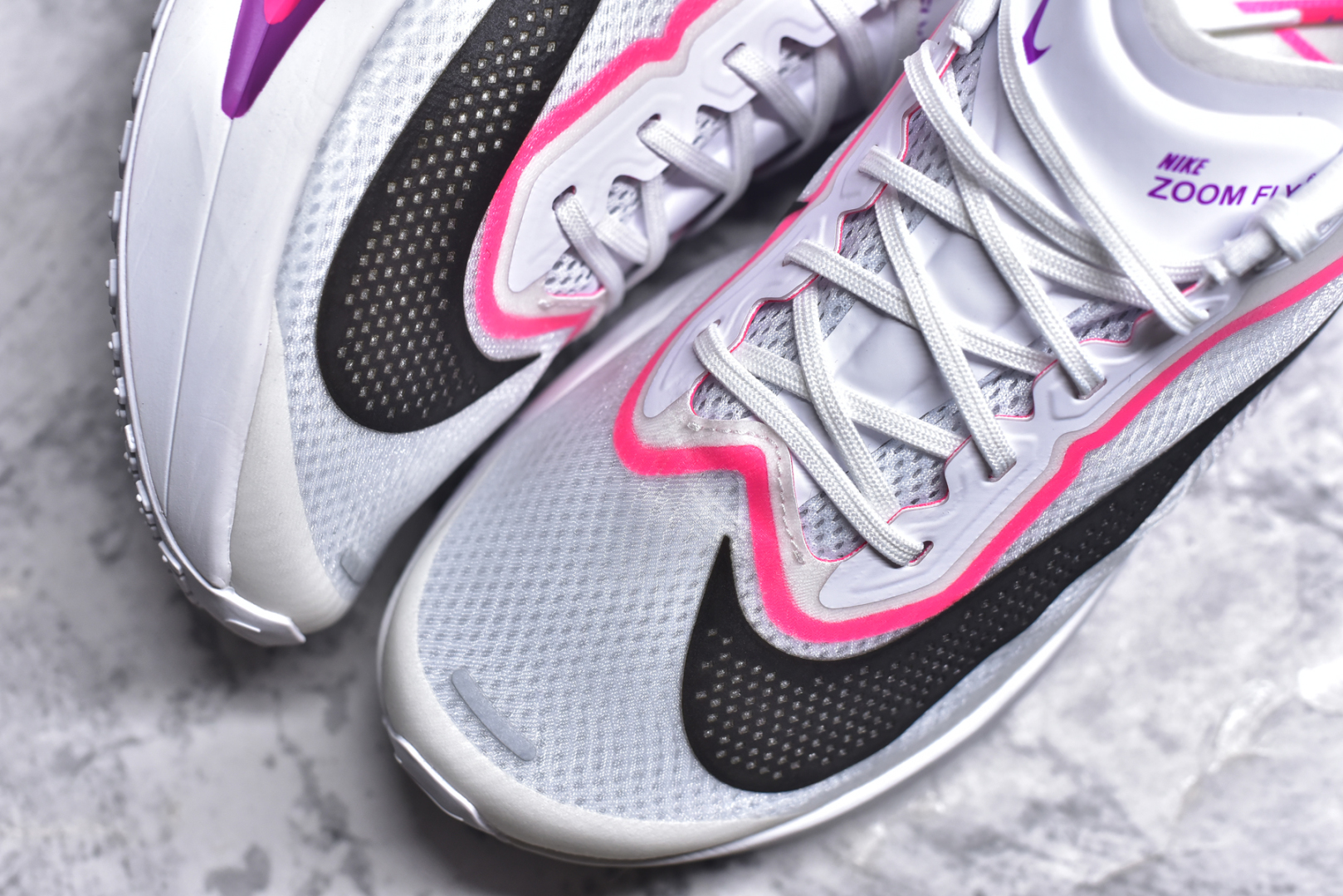 图片[8]-#NK ZoomX Invincible Run Flyknit 6 轻量跑鞋 飞织低帮休闲运动慢跑鞋 厚底增高 老爹鞋 此鞋专为短跑运动员而生 是为 5 至 10 公里距离的赛事和训练打造 整体设计采用流线型的轻质工程网眼材质构成鞋面 并与其他 Running 旗舰鞋款同样搭载全脚掌 ZoomX 缓冲中底 搭配 Pebax 物料与橡胶外底 ZoomX StreakFly 首发配色以Prototype呈现 其灵感是来自开发期间的磨损测试 透过编号的标记与内侧的预期跑步距离突出研发过程 货号： FN8454-100 尺码：36 36.5 37.5 38 38.5 39 40 40.5 41 42 42.5 43 44 45-选品中心